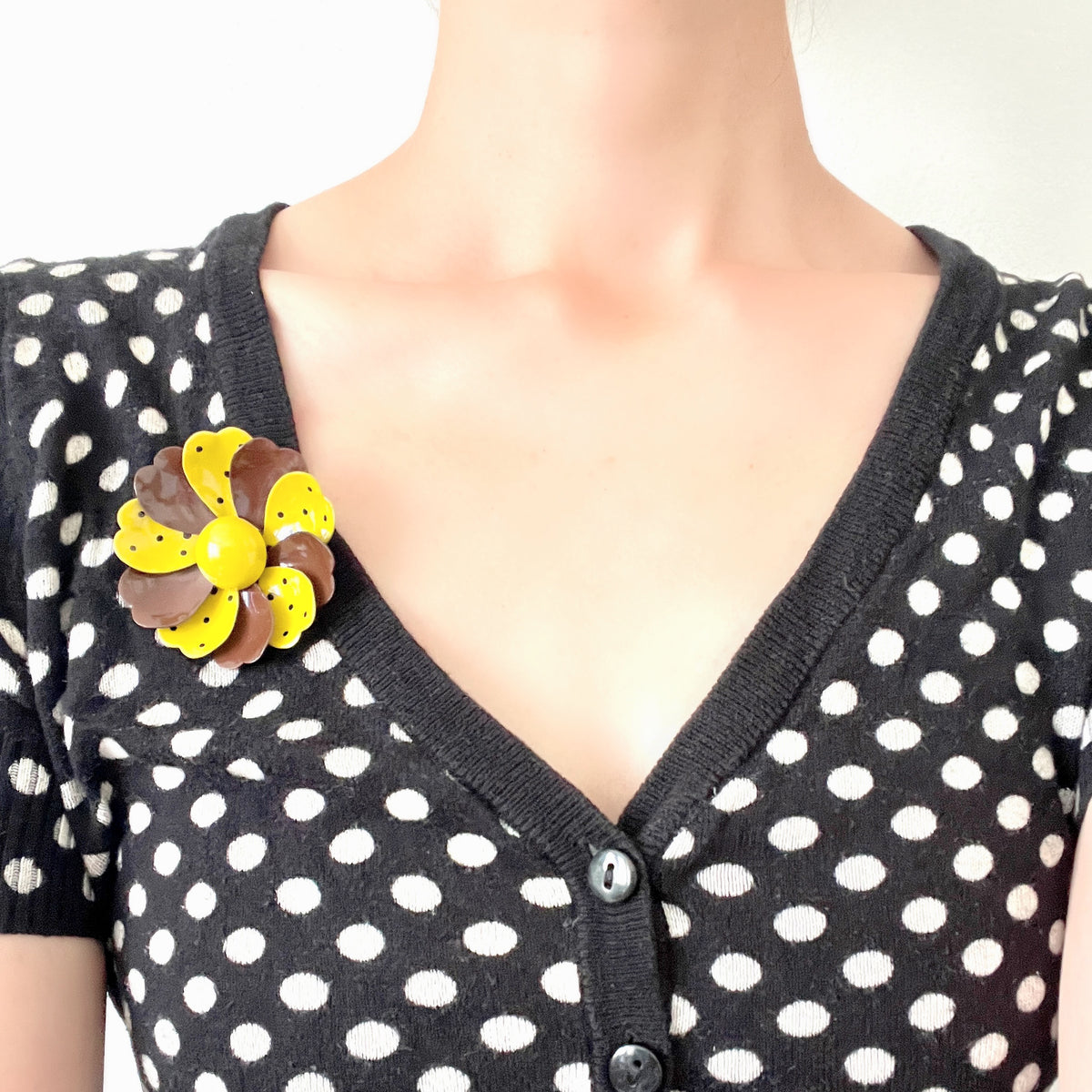 A 1960s vintage polka dot enamel flower brooch. 1960年代の水玉模様のヴィンテージエナメルフラワーブローチ。