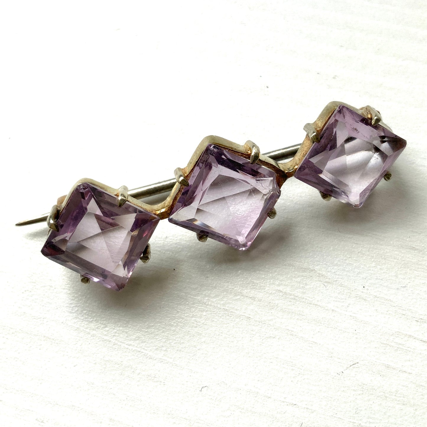 A silver bar brooch featuring a row of beautiful, translucent lavender-coloured diamond-shaped amethysts. 透明感のある美しいラベンダーカラーのダイヤ型アメジストが並んだシルバーのバーブローチ。