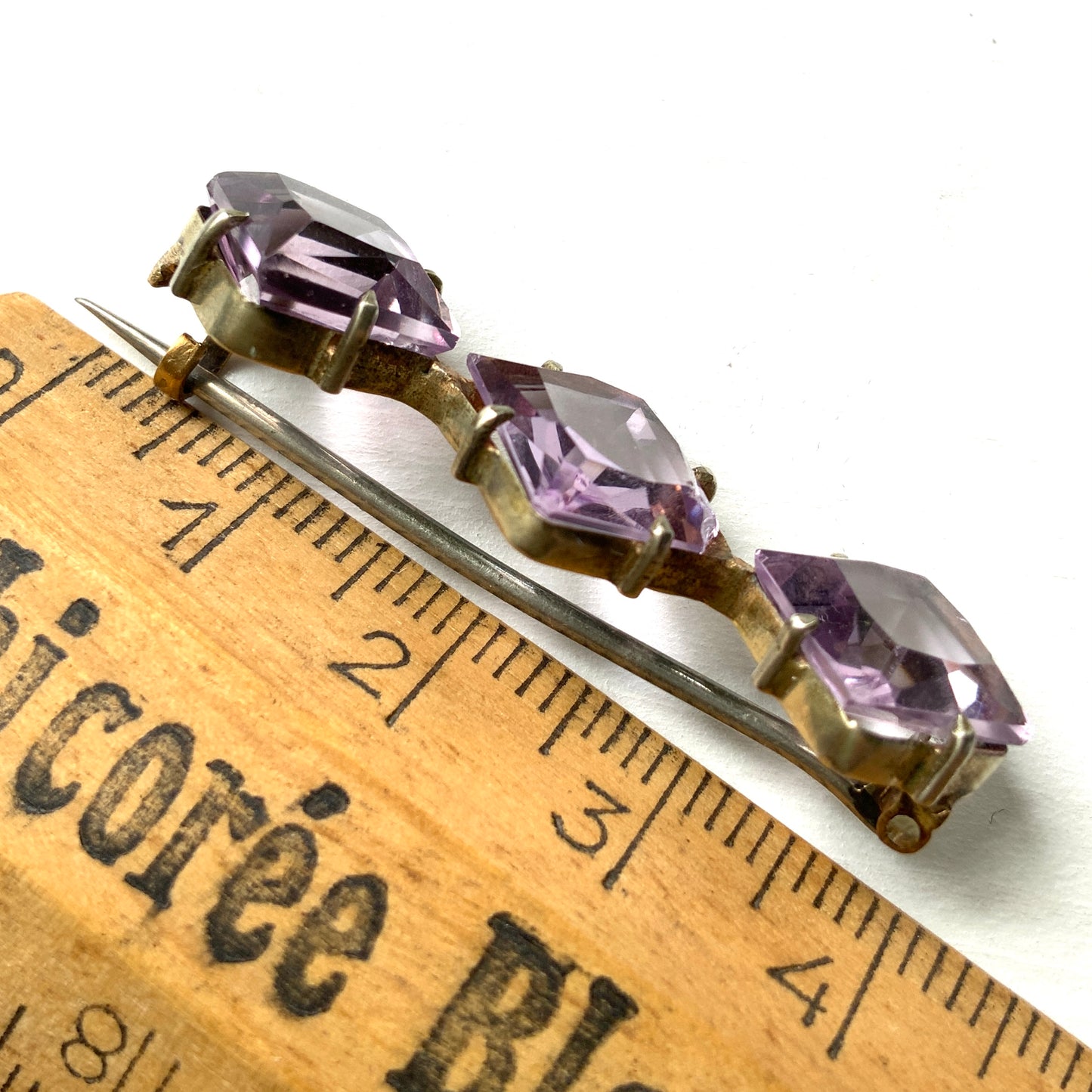 A silver bar brooch featuring a row of beautiful, translucent lavender-coloured diamond-shaped amethysts. 透明感のある美しいラベンダーカラーのダイヤ型アメジストが並んだシルバーのバーブローチ。