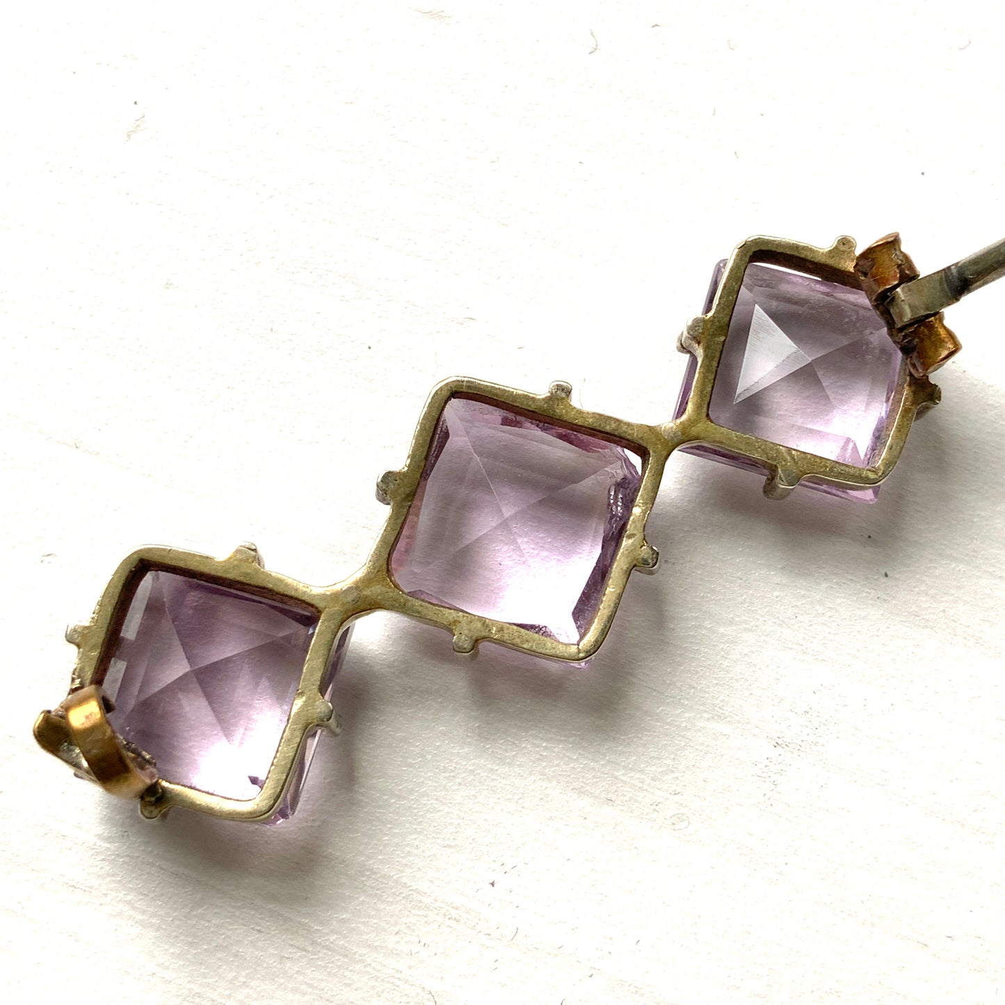 A silver bar brooch featuring a row of beautiful, translucent lavender-coloured diamond-shaped amethysts. 透明感のある美しいラベンダーカラーのダイヤ型アメジストが並んだシルバーのバーブローチ。