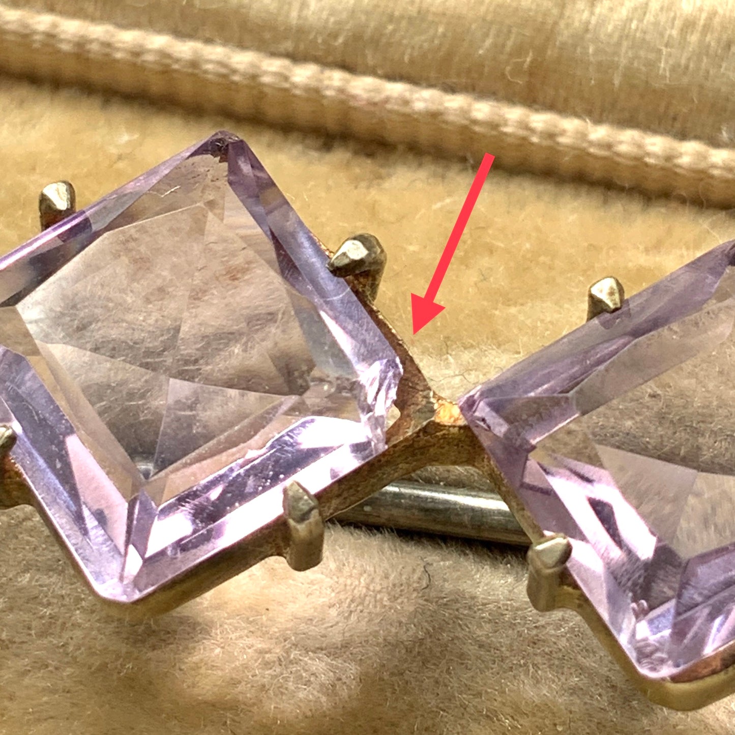 A silver bar brooch featuring a row of beautiful, translucent lavender-coloured diamond-shaped amethysts. 透明感のある美しいラベンダーカラーのダイヤ型アメジストが並んだシルバーのバーブローチ。