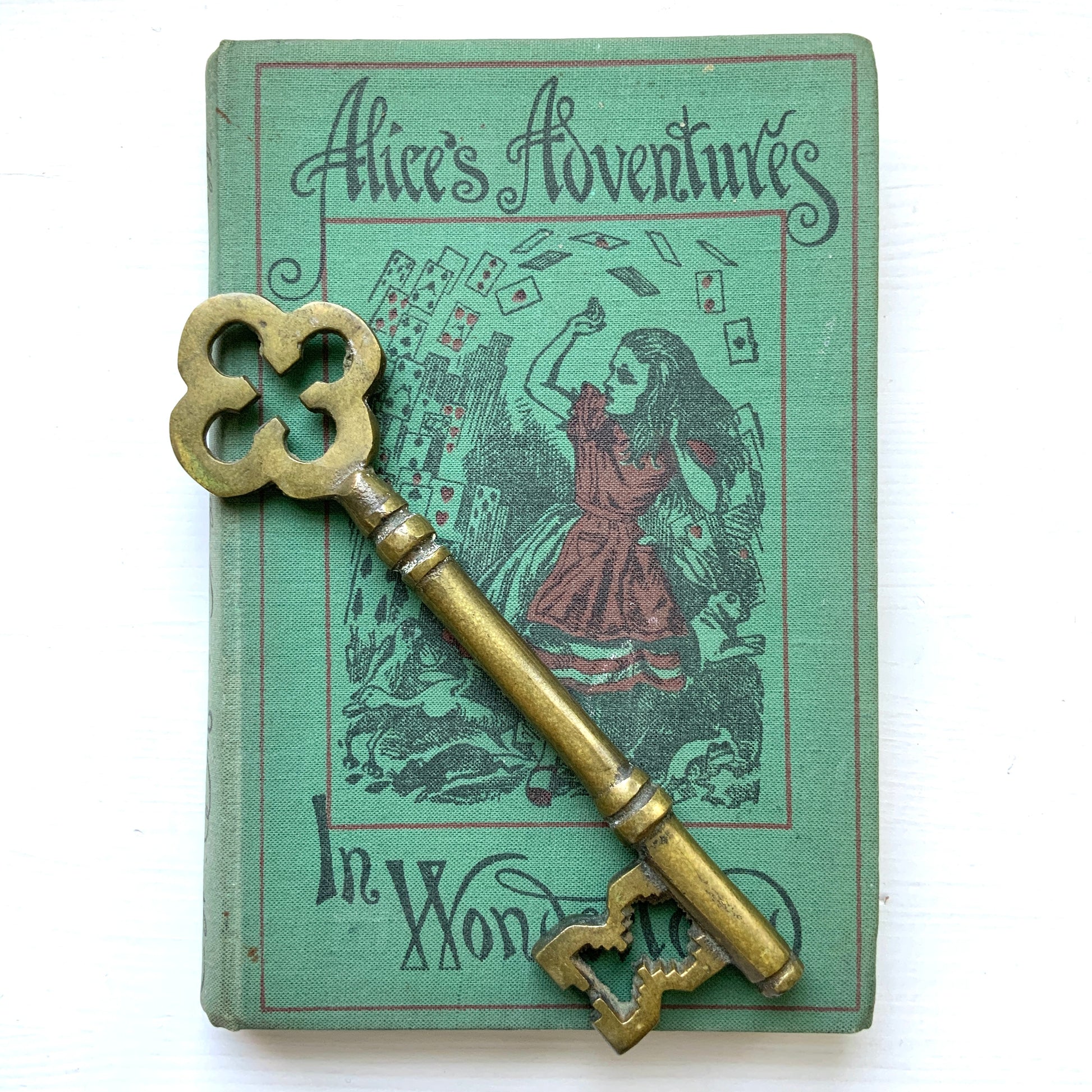 Large Brass Key with Clover Motif  大きな真鍮製の鍵。 頭部分に四葉のクローバーのようなモチーフがついている大きな鍵は、どこか秘密の扉を開けて幸せを運んでくれそうです。