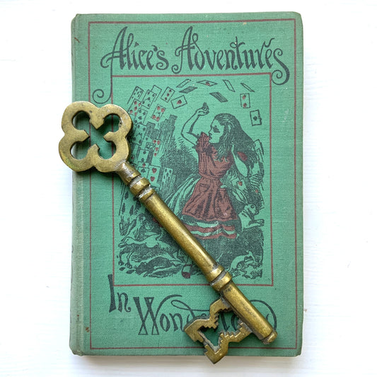 Large Brass Key with Clover Motif  大きな真鍮製の鍵。 頭部分に四葉のクローバーのようなモチーフがついている大きな鍵は、どこか秘密の扉を開けて幸せを運んでくれそうです。