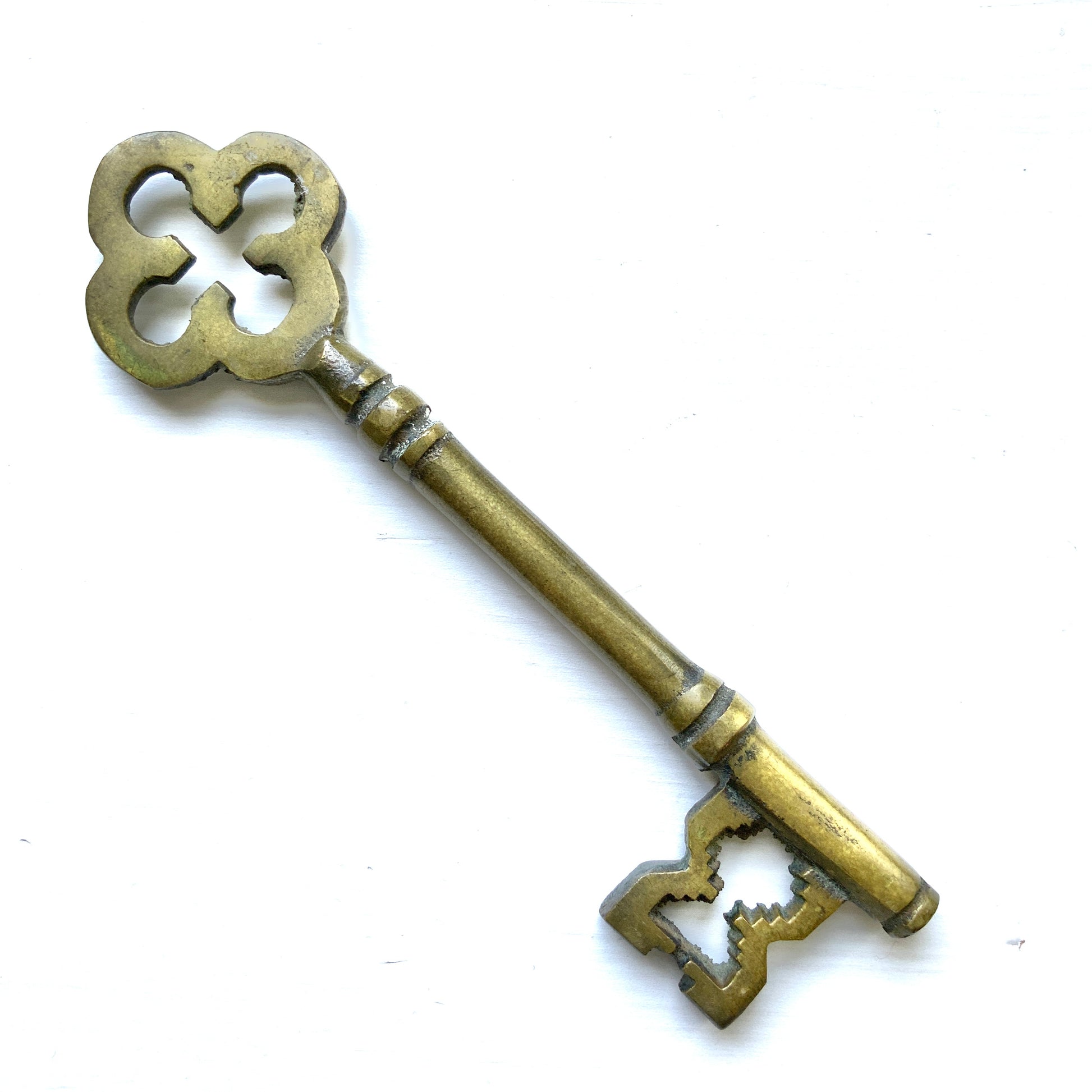 Large Brass Key with Clover Motif  大きな真鍮製の鍵。 頭部分に四葉のクローバーのようなモチーフがついている大きな鍵は、どこか秘密の扉を開けて幸せを運んでくれそうです。