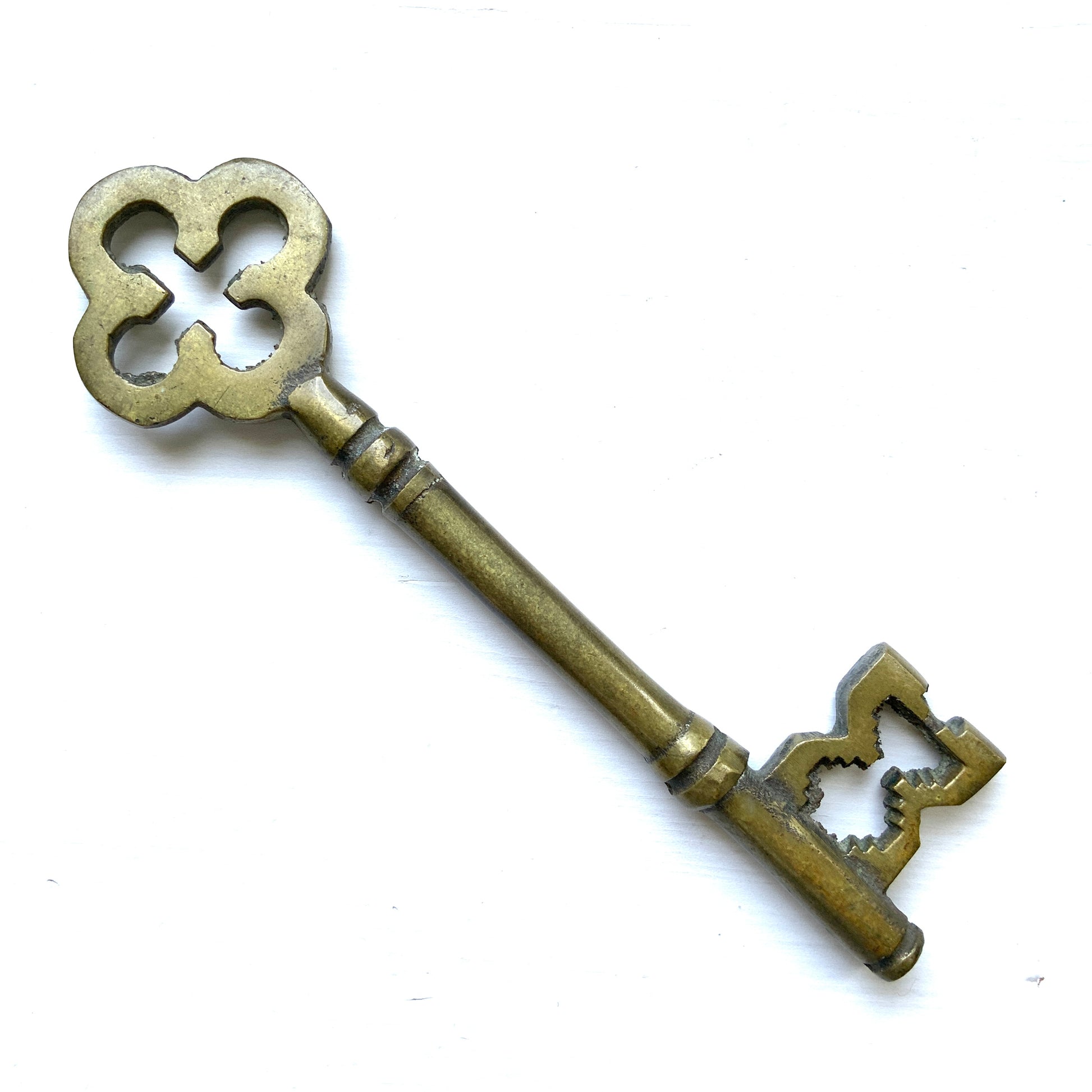 Large Brass Key with Clover Motif  大きな真鍮製の鍵。 頭部分に四葉のクローバーのようなモチーフがついている大きな鍵は、どこか秘密の扉を開けて幸せを運んでくれそうです。