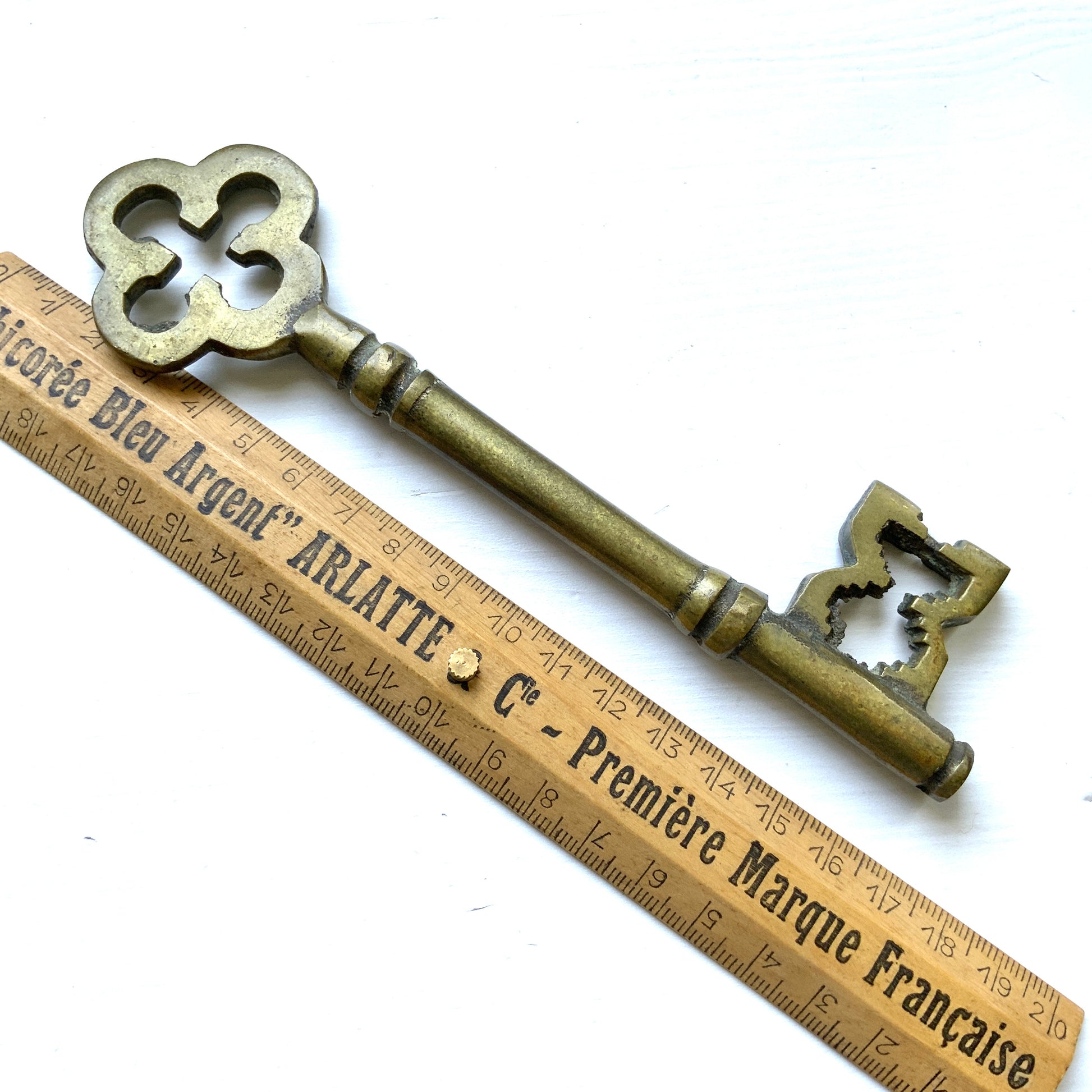 Large Brass Key with Clover Motif  大きな真鍮製の鍵。 頭部分に四葉のクローバーのようなモチーフがついている大きな鍵は、どこか秘密の扉を開けて幸せを運んでくれそうです。