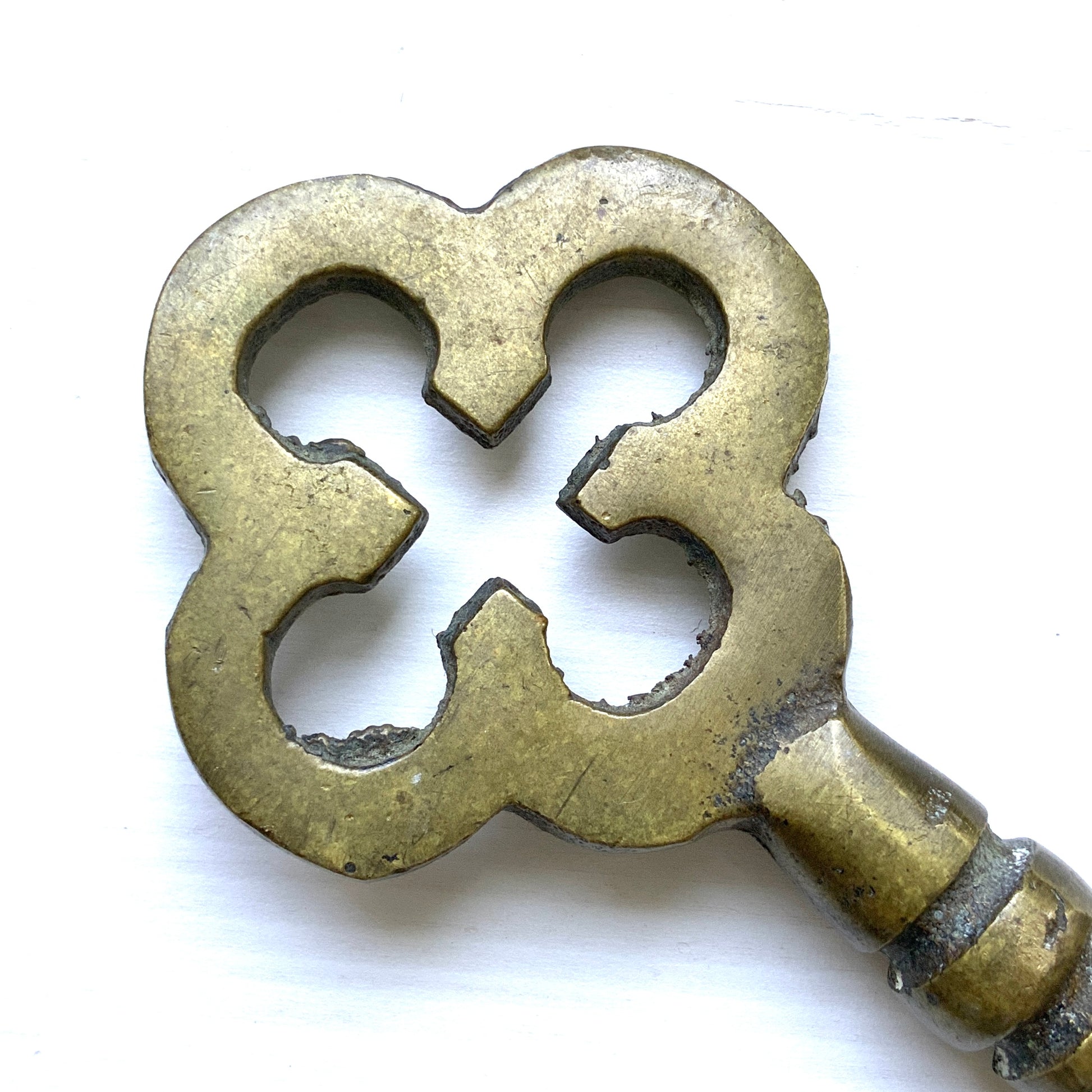 Large Brass Key with Clover Motif  大きな真鍮製の鍵。 頭部分に四葉のクローバーのようなモチーフがついている大きな鍵は、どこか秘密の扉を開けて幸せを運んでくれそうです。