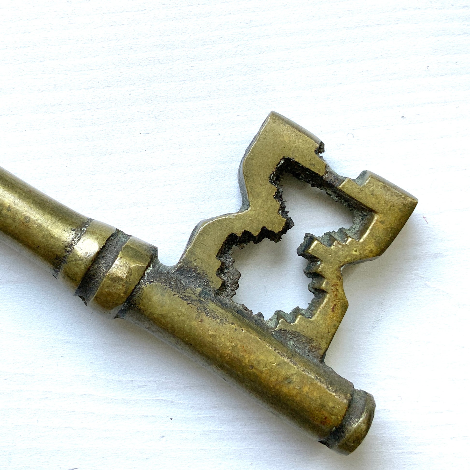 Large Brass Key with Clover Motif  大きな真鍮製の鍵。 頭部分に四葉のクローバーのようなモチーフがついている大きな鍵は、どこか秘密の扉を開けて幸せを運んでくれそうです。
