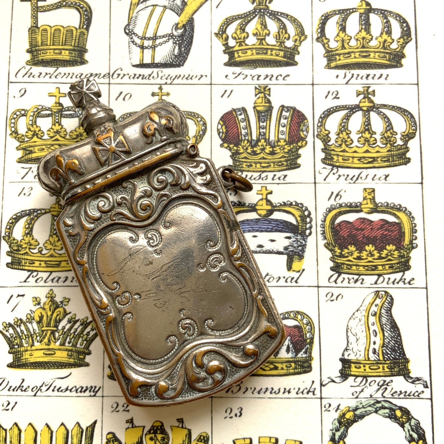 This silver-plated metal vesta (match) case features a crown-shaped lid. 蓋部分がクラウン型になっている、銀メッキメタルのヴェスタ(マッチ)ケース。