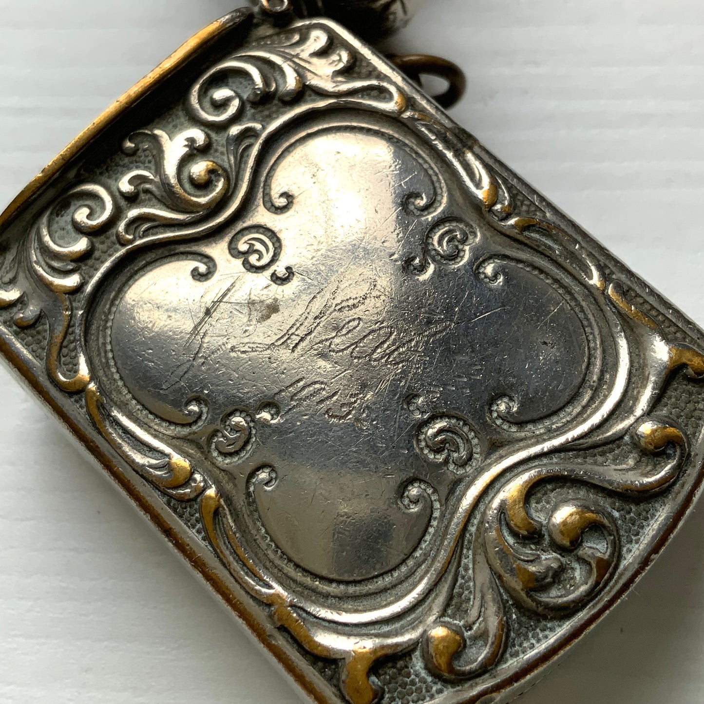 This silver-plated metal vesta (match) case features a crown-shaped lid. 蓋部分がクラウン型になっている、銀メッキメタルのヴェスタ(マッチ)ケース。