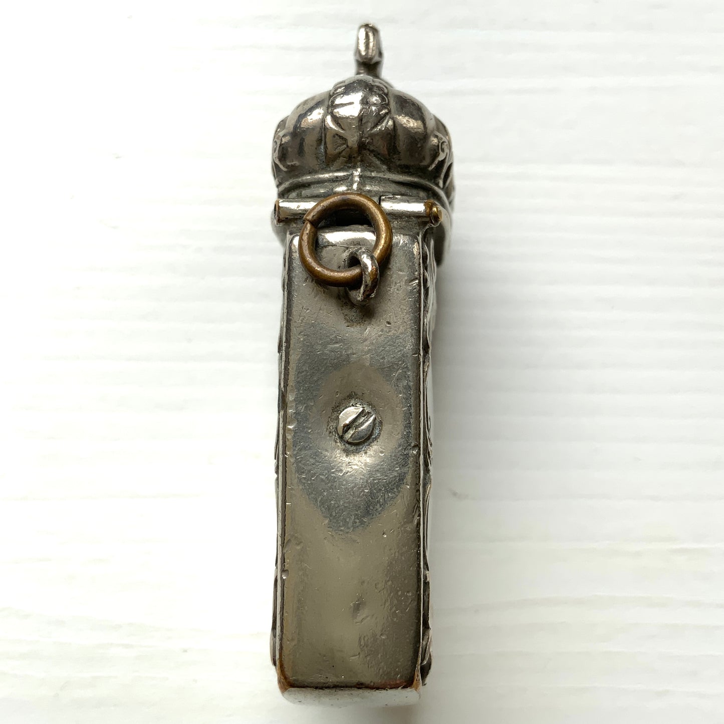 This silver-plated metal vesta (match) case features a crown-shaped lid. 蓋部分がクラウン型になっている、銀メッキメタルのヴェスタ(マッチ)ケース。