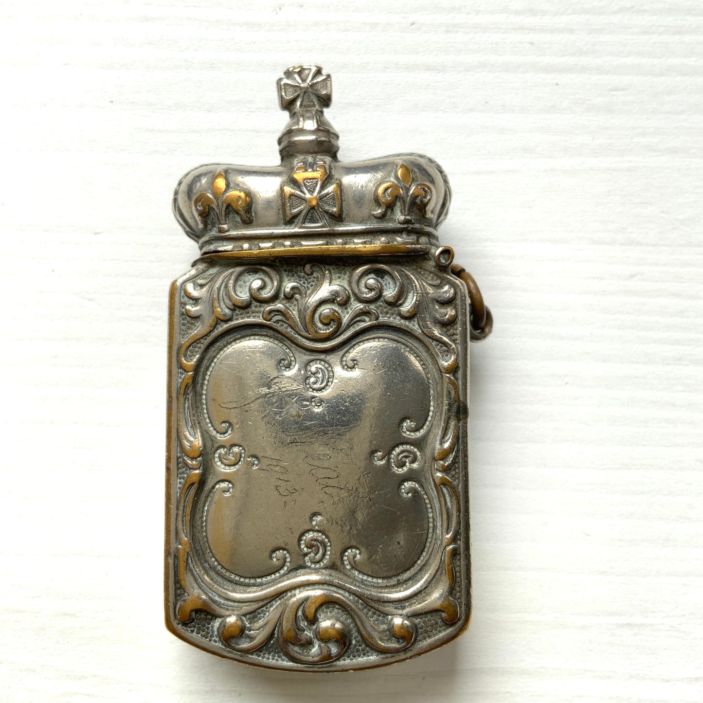 This silver-plated metal vesta (match) case features a crown-shaped lid. 蓋部分がクラウン型になっている、銀メッキメタルのヴェスタ(マッチ)ケース。
