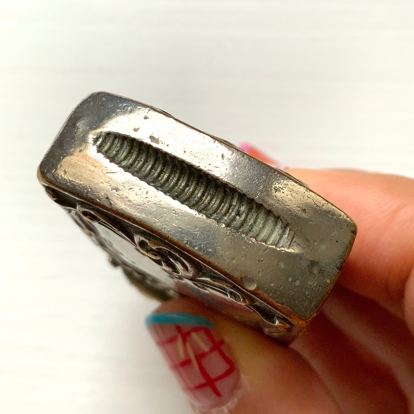 This silver-plated metal vesta (match) case features a crown-shaped lid. 蓋部分がクラウン型になっている、銀メッキメタルのヴェスタ(マッチ)ケース。