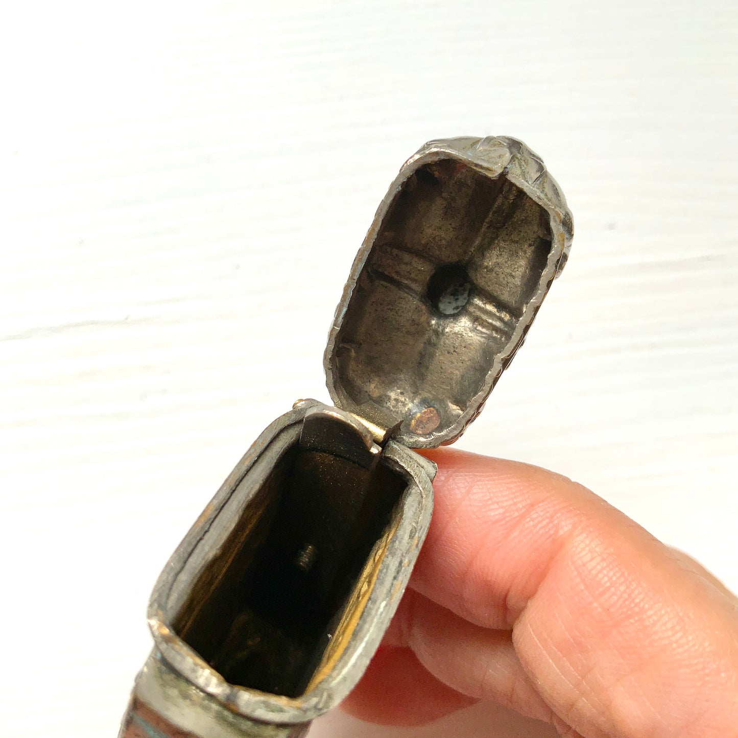 This silver-plated metal vesta (match) case features a crown-shaped lid. 蓋部分がクラウン型になっている、銀メッキメタルのヴェスタ(マッチ)ケース。