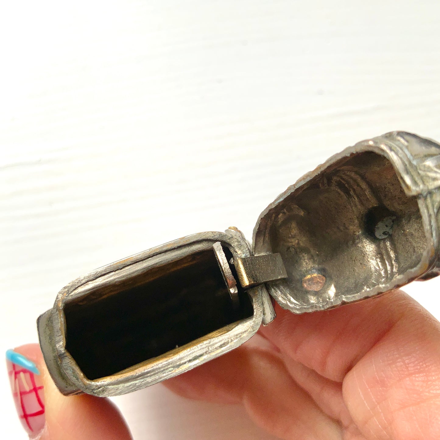 This silver-plated metal vesta (match) case features a crown-shaped lid. 蓋部分がクラウン型になっている、銀メッキメタルのヴェスタ(マッチ)ケース。