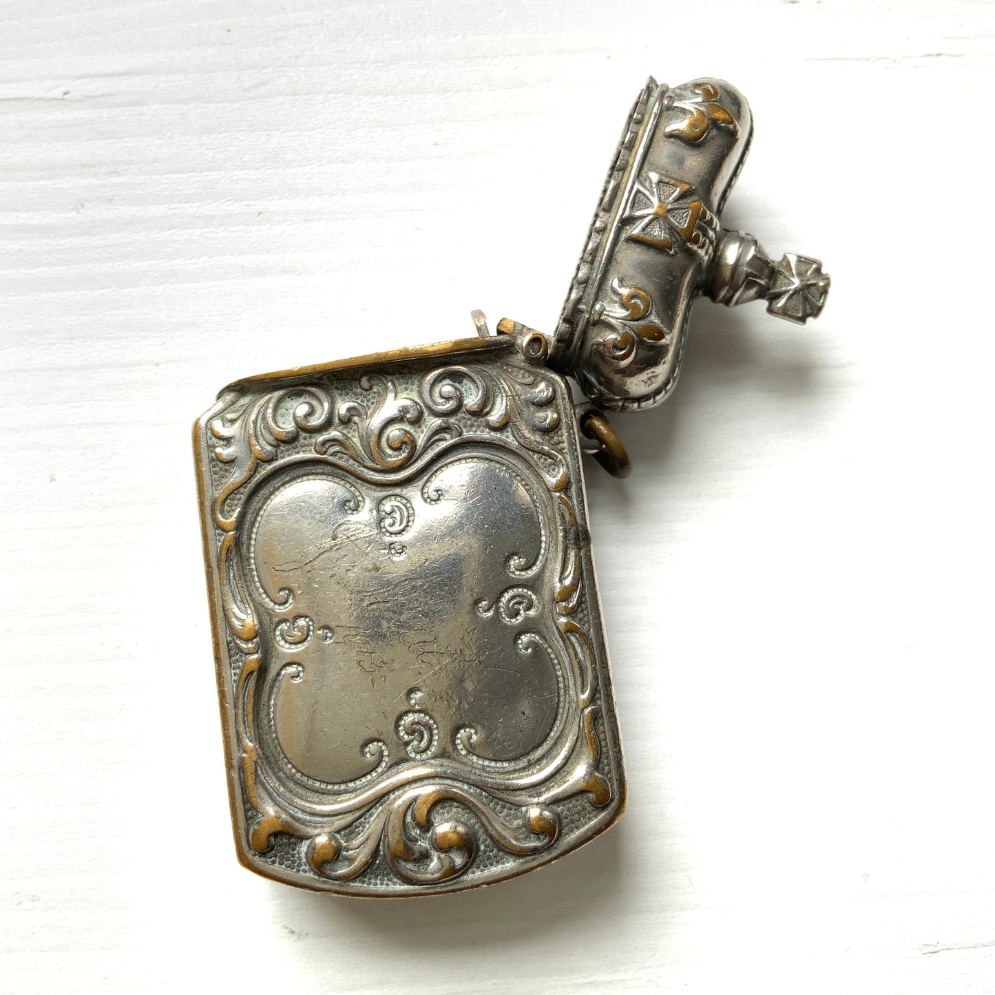 This silver-plated metal vesta (match) case features a crown-shaped lid. 蓋部分がクラウン型になっている、銀メッキメタルのヴェスタ(マッチ)ケース。