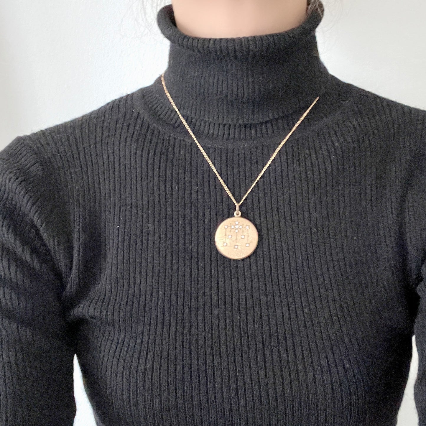 A W&H Co. locket decorated with a romantic rhinestone chandelier motif. ロマンティックなラインストーンのシャンデリアが施された、W&H Co.のロケット。