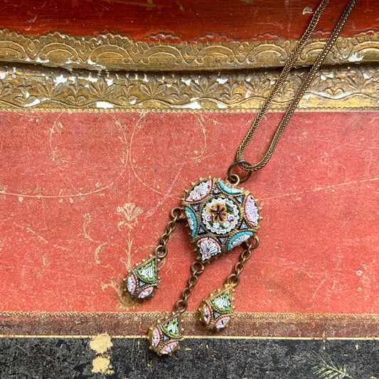 A heart-shaped micro mosaic pendant suspends three delicate teardrop-shaped micro mosaics, forming a beautifully balanced necklace. ハート型のマイクロモザイク から三つのマイクロモザイク ティアドロップが下がったネックレス。
