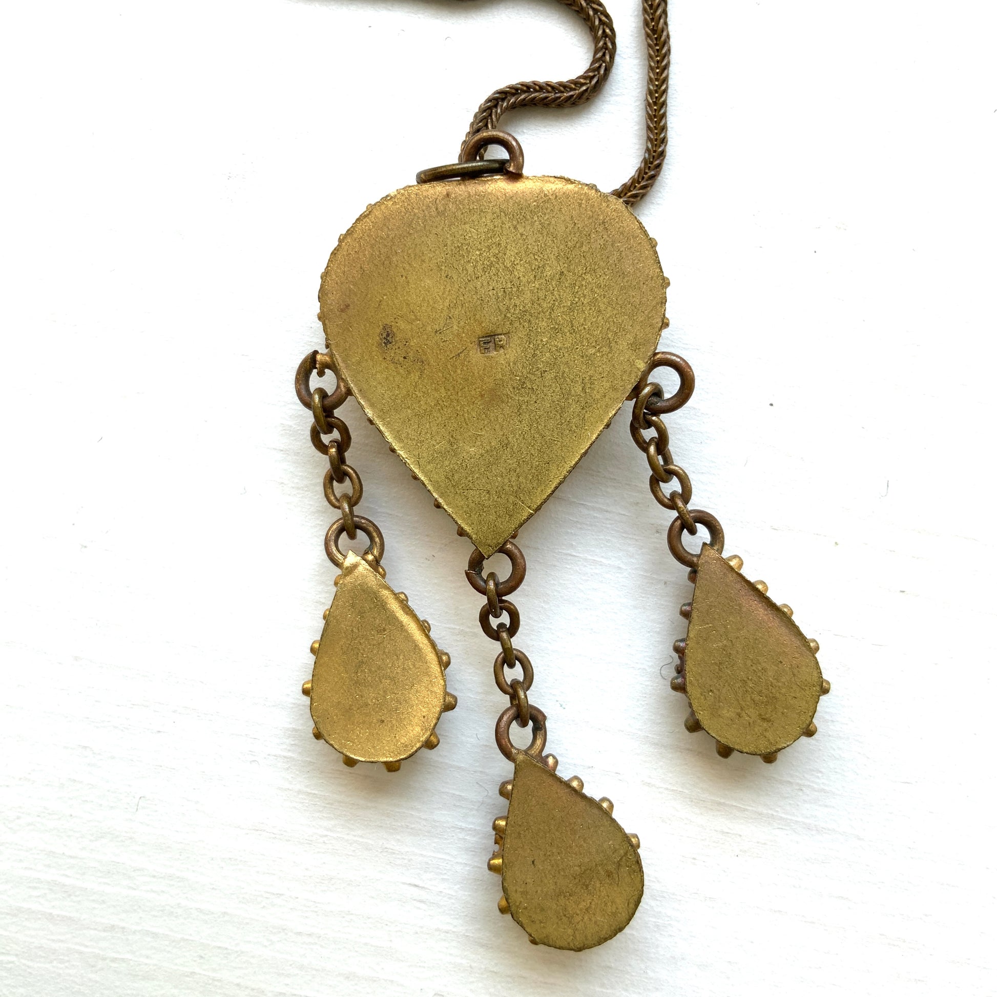 A heart-shaped micro mosaic pendant suspends three delicate teardrop-shaped micro mosaics, forming a beautifully balanced necklace. ハート型のマイクロモザイク から三つのマイクロモザイク ティアドロップが下がったネックレス。