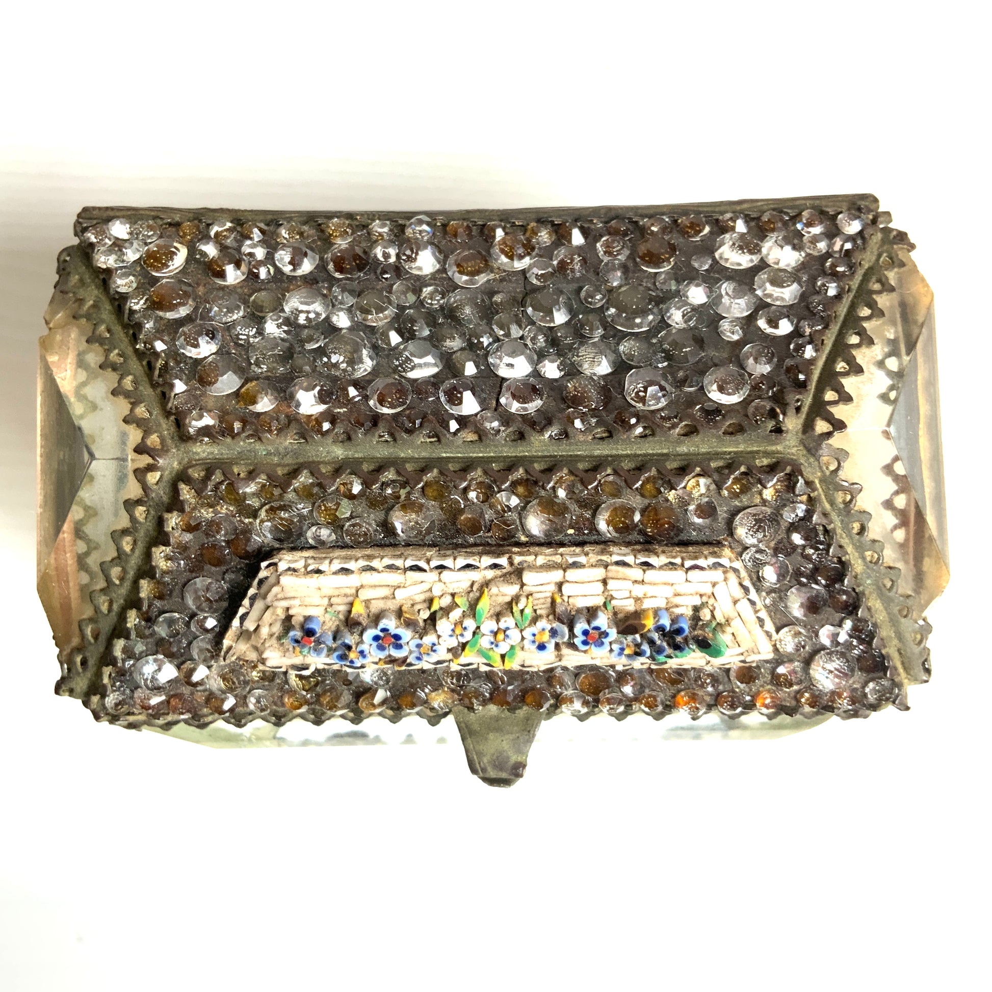 An antique jewelry box made of thick, cut glass—this particular piece is exceptionally rare, featuring both glass stones and micro mosaic detailing on its lid. 厚みのあるカットグラスで作られたアンティークのジュエリーボックス。中でもこちらは、蓋部分にグラスストーンとマイクロモザイクが施された、非常に珍しい一点です。