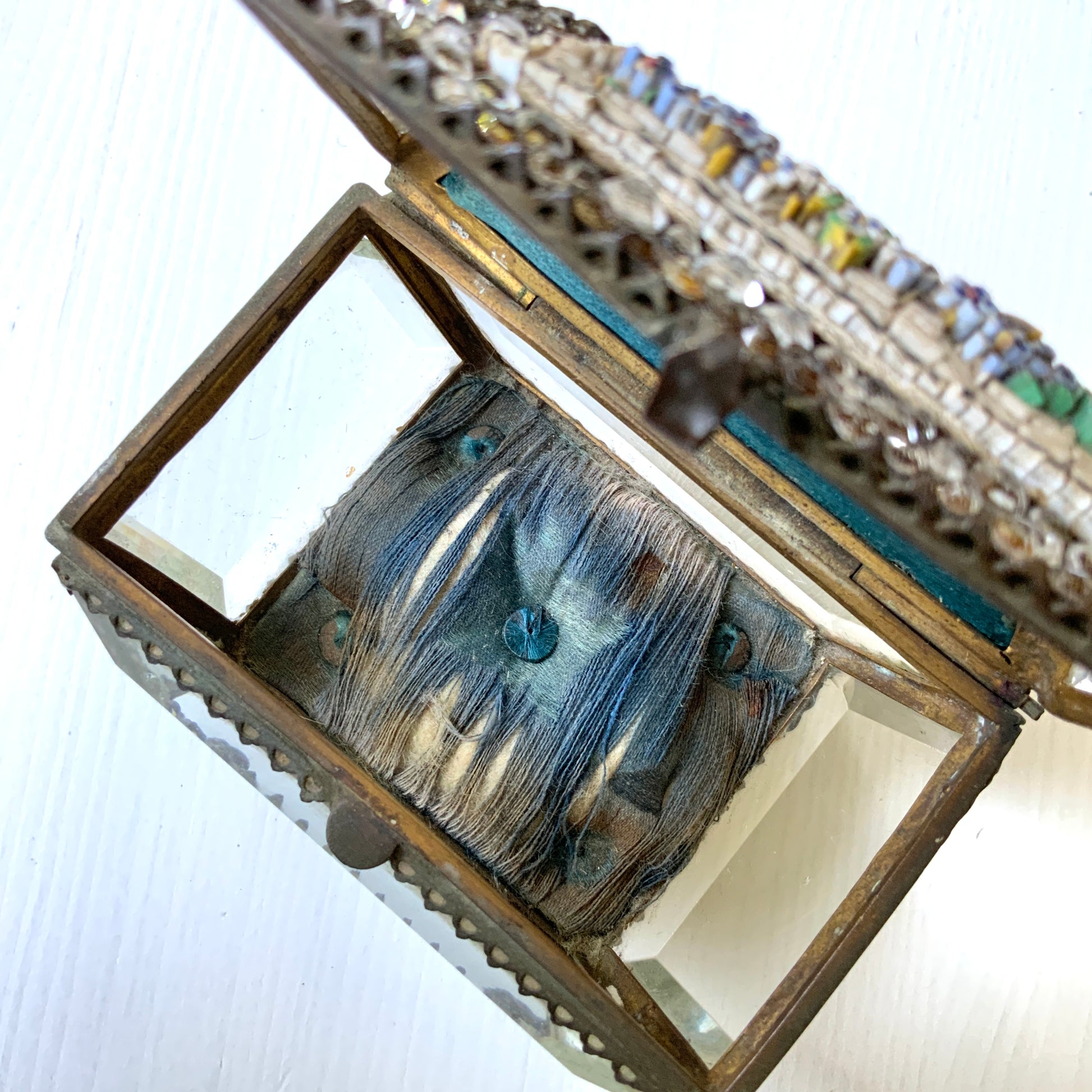 An antique jewelry box made of thick, cut glass—this particular piece is exceptionally rare, featuring both glass stones and micro mosaic detailing on its lid. 厚みのあるカットグラスで作られたアンティークのジュエリーボックス。中でもこちらは、蓋部分にグラスストーンとマイクロモザイクが施された、非常に珍しい一点です。