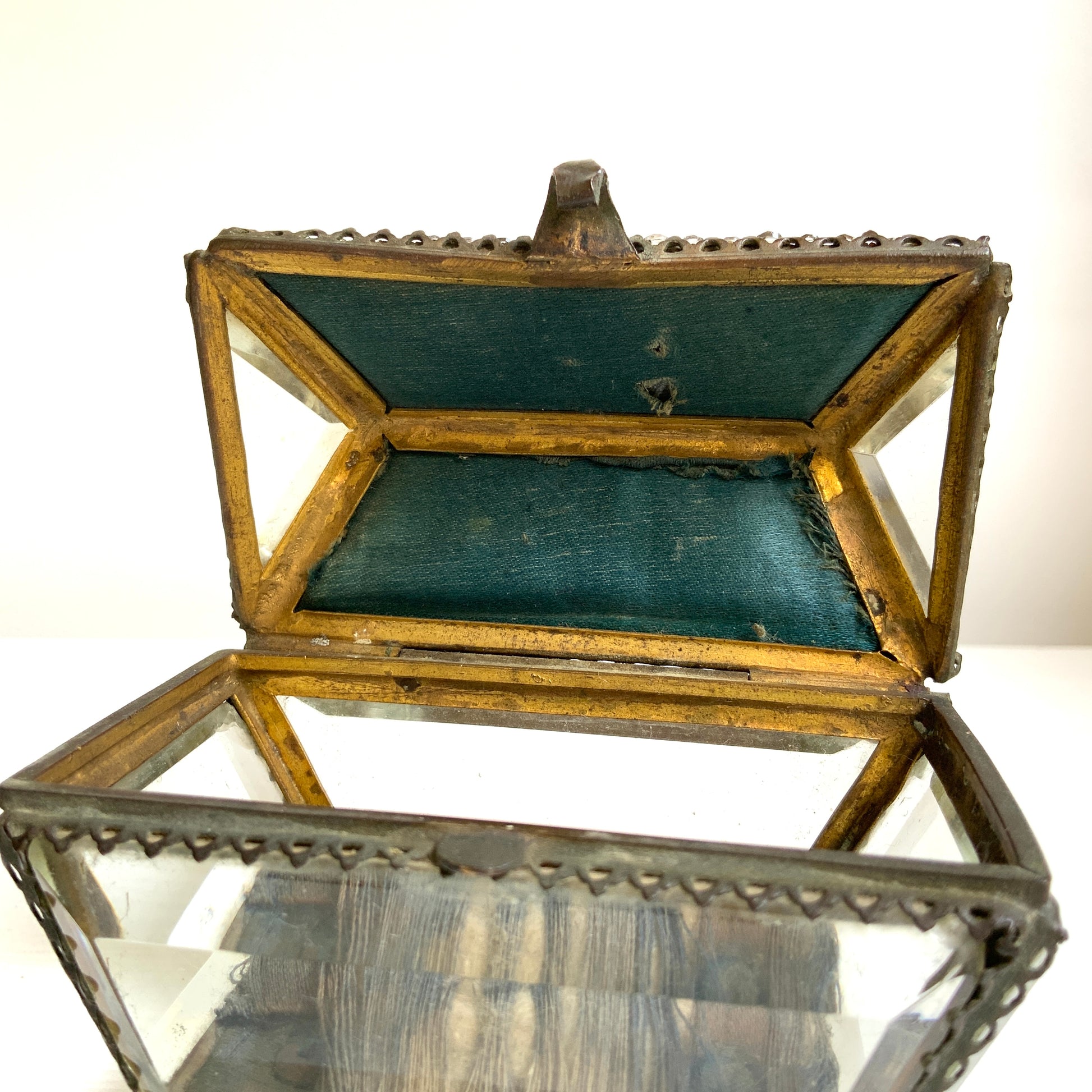 An antique jewelry box made of thick, cut glass—this particular piece is exceptionally rare, featuring both glass stones and micro mosaic detailing on its lid. 厚みのあるカットグラスで作られたアンティークのジュエリーボックス。中でもこちらは、蓋部分にグラスストーンとマイクロモザイクが施された、非常に珍しい一点です。