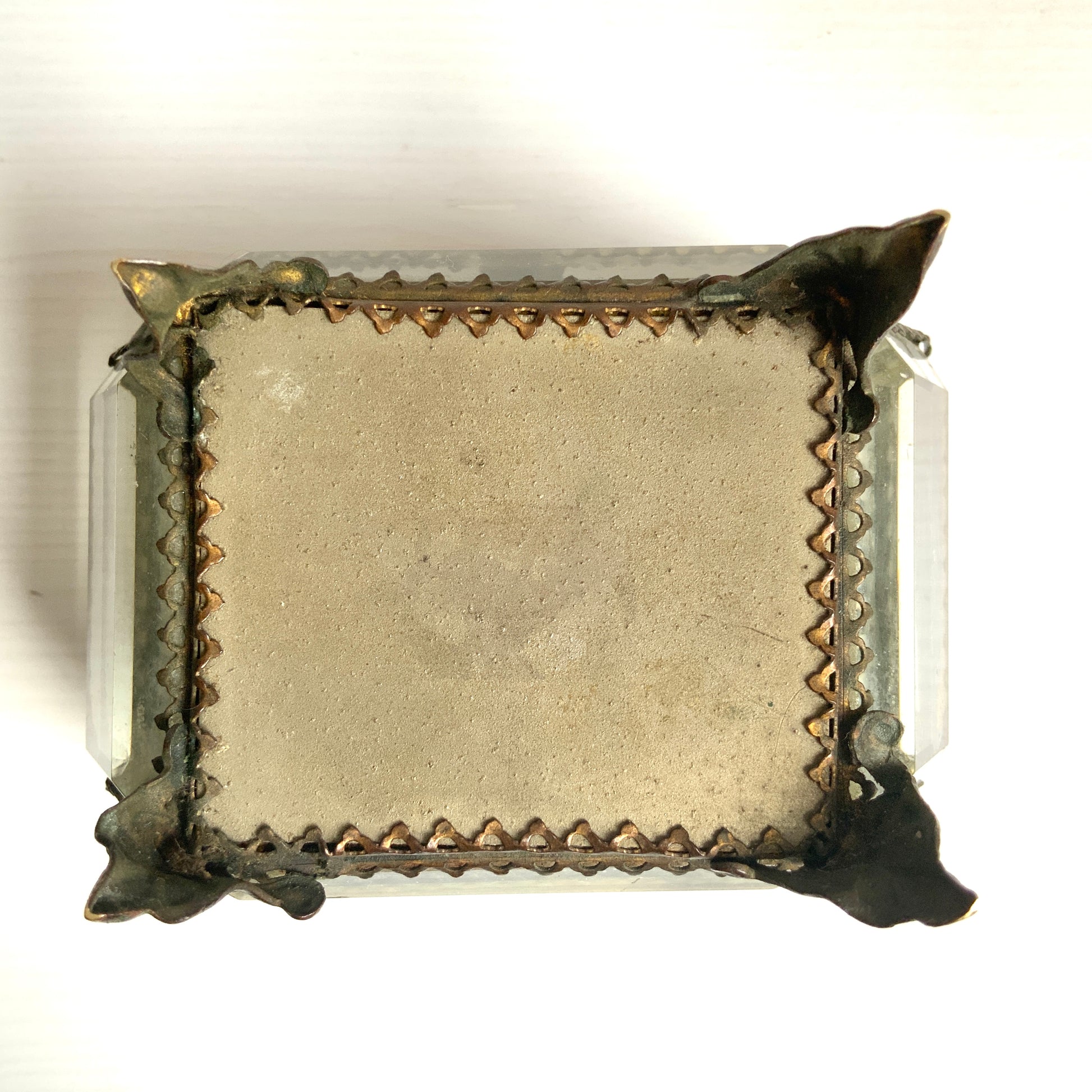 An antique jewelry box made of thick, cut glass—this particular piece is exceptionally rare, featuring both glass stones and micro mosaic detailing on its lid. 厚みのあるカットグラスで作られたアンティークのジュエリーボックス。中でもこちらは、蓋部分にグラスストーンとマイクロモザイクが施された、非常に珍しい一点です。