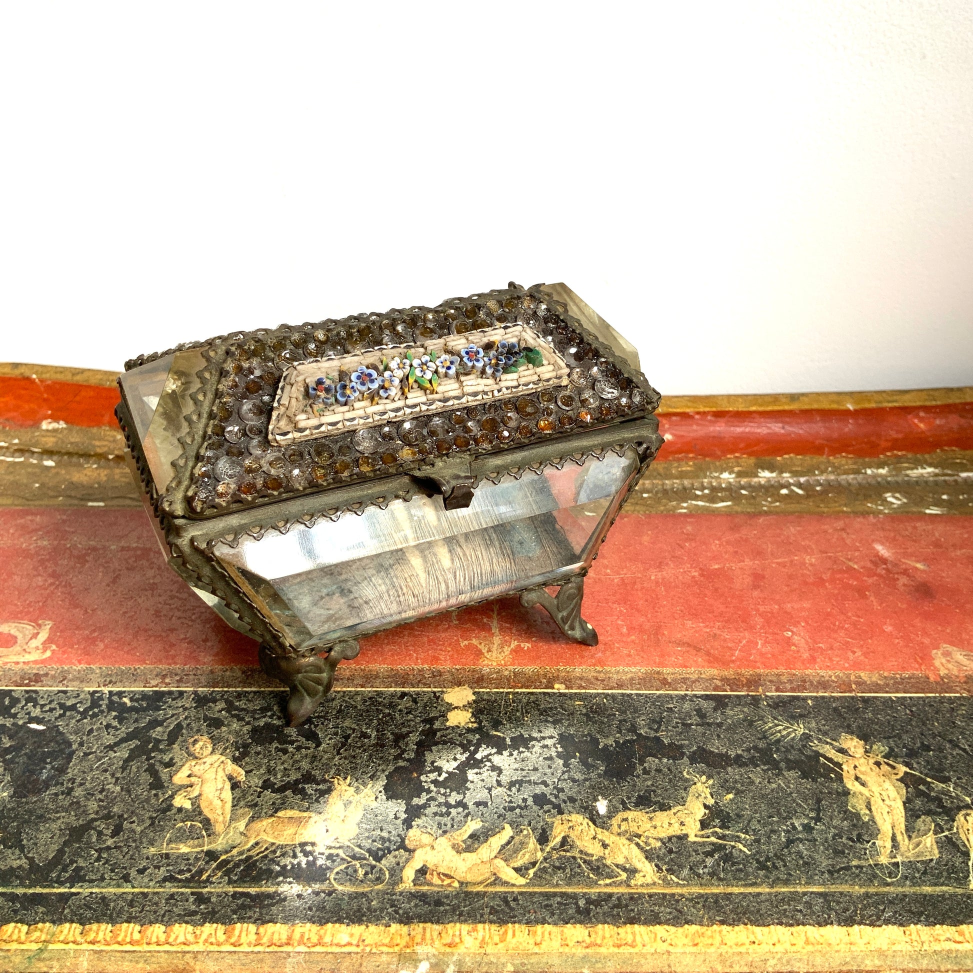 An antique jewelry box made of thick, cut glass—this particular piece is exceptionally rare, featuring both glass stones and micro mosaic detailing on its lid. 厚みのあるカットグラスで作られたアンティークのジュエリーボックス。中でもこちらは、蓋部分にグラスストーンとマイクロモザイクが施された、非常に珍しい一点です。