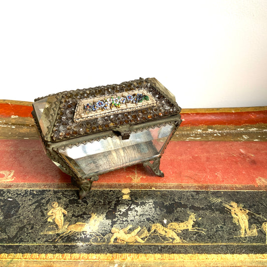 An antique jewelry box made of thick, cut glass—this particular piece is exceptionally rare, featuring both glass stones and micro mosaic detailing on its lid. 厚みのあるカットグラスで作られたアンティークのジュエリーボックス。中でもこちらは、蓋部分にグラスストーンとマイクロモザイクが施された、非常に珍しい一点です。