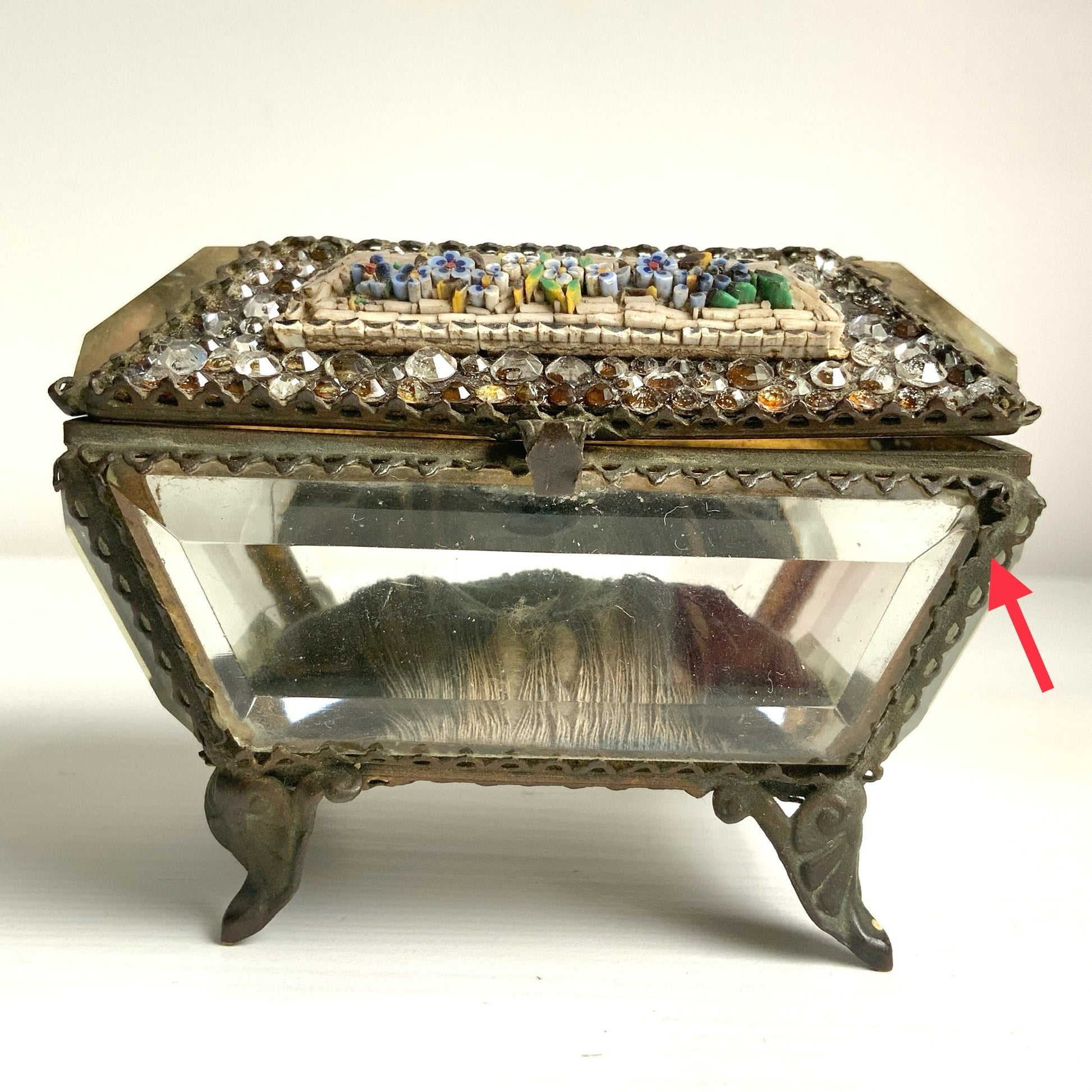 An antique jewelry box made of thick, cut glass—this particular piece is exceptionally rare, featuring both glass stones and micro mosaic detailing on its lid. 厚みのあるカットグラスで作られたアンティークのジュエリーボックス。中でもこちらは、蓋部分にグラスストーンとマイクロモザイクが施された、非常に珍しい一点です。
