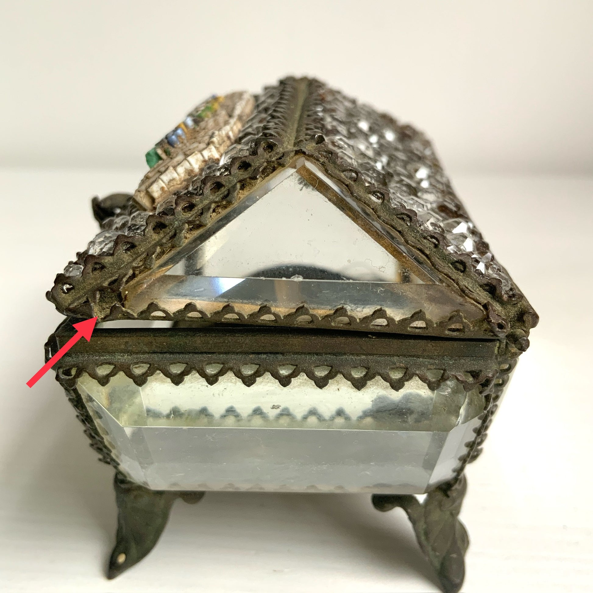 An antique jewelry box made of thick, cut glass—this particular piece is exceptionally rare, featuring both glass stones and micro mosaic detailing on its lid. 厚みのあるカットグラスで作られたアンティークのジュエリーボックス。中でもこちらは、蓋部分にグラスストーンとマイクロモザイクが施された、非常に珍しい一点です。
