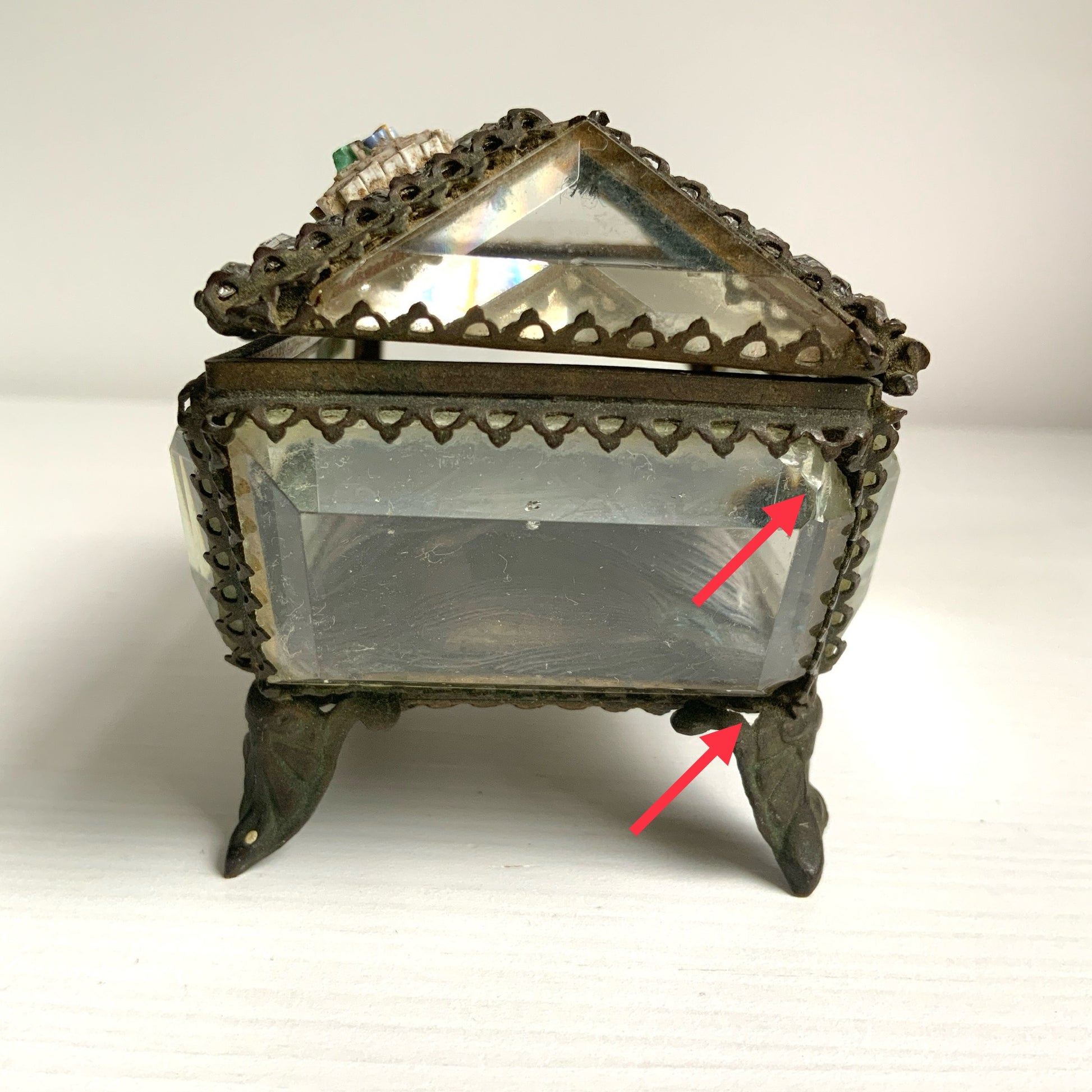 An antique jewelry box made of thick, cut glass—this particular piece is exceptionally rare, featuring both glass stones and micro mosaic detailing on its lid. 厚みのあるカットグラスで作られたアンティークのジュエリーボックス。中でもこちらは、蓋部分にグラスストーンとマイクロモザイクが施された、非常に珍しい一点です。