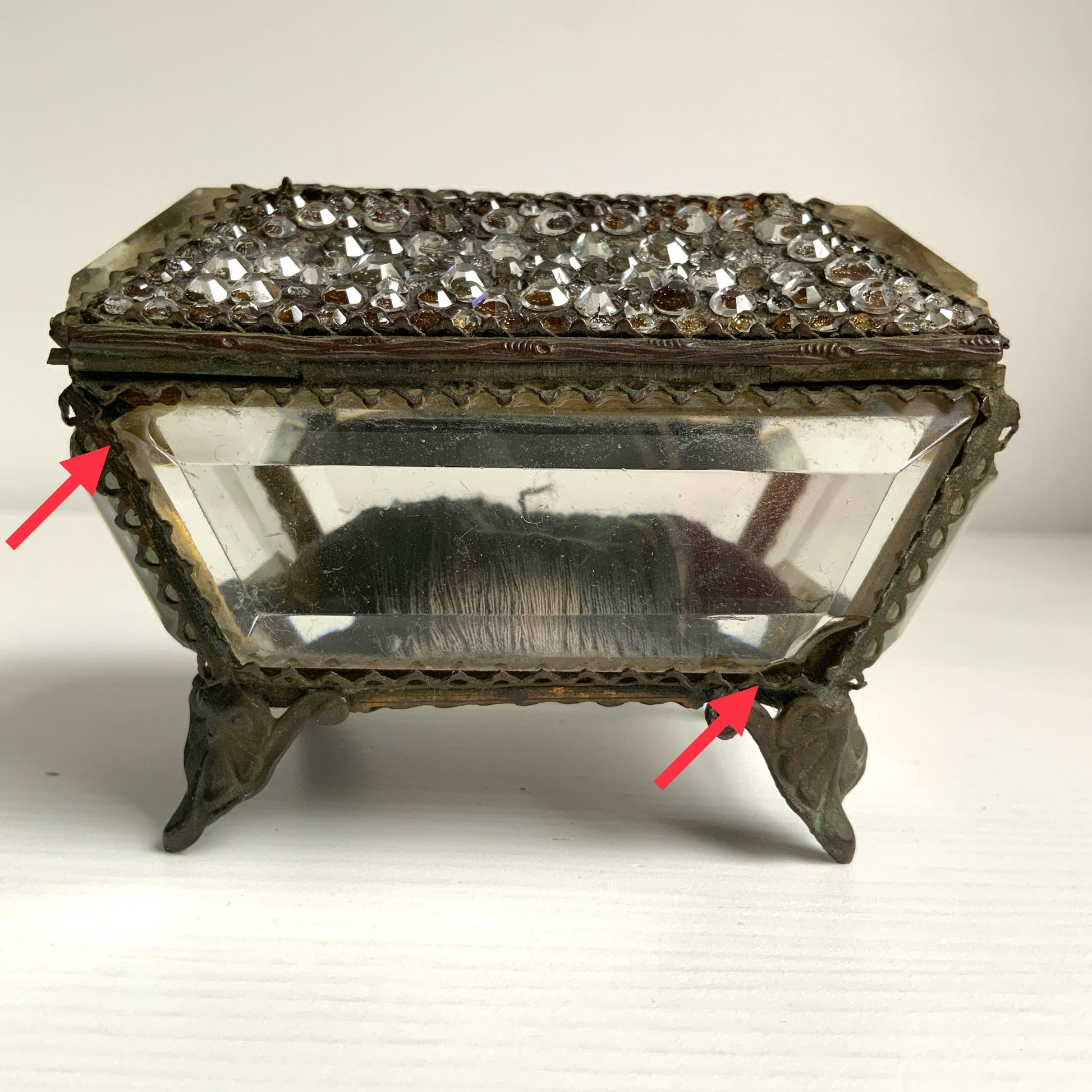 An antique jewelry box made of thick, cut glass—this particular piece is exceptionally rare, featuring both glass stones and micro mosaic detailing on its lid. 厚みのあるカットグラスで作られたアンティークのジュエリーボックス。中でもこちらは、蓋部分にグラスストーンとマイクロモザイクが施された、非常に珍しい一点です。