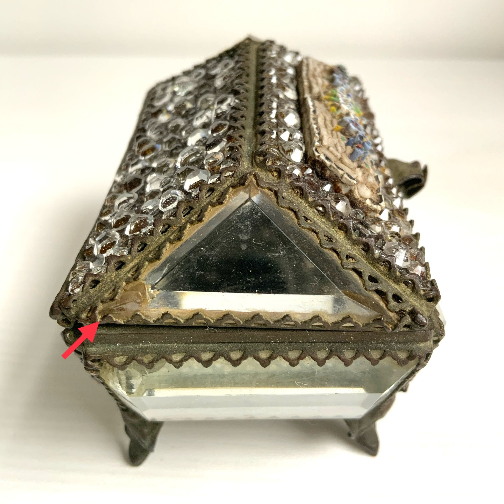 An antique jewelry box made of thick, cut glass—this particular piece is exceptionally rare, featuring both glass stones and micro mosaic detailing on its lid. 厚みのあるカットグラスで作られたアンティークのジュエリーボックス。中でもこちらは、蓋部分にグラスストーンとマイクロモザイクが施された、非常に珍しい一点です。