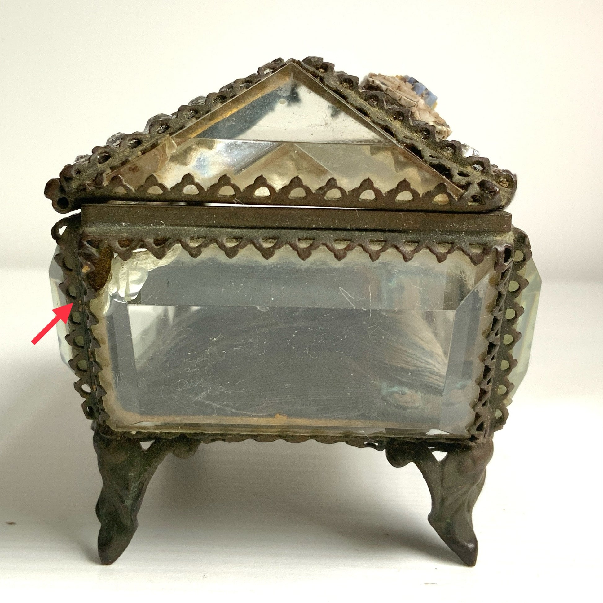 An antique jewelry box made of thick, cut glass—this particular piece is exceptionally rare, featuring both glass stones and micro mosaic detailing on its lid. 厚みのあるカットグラスで作られたアンティークのジュエリーボックス。中でもこちらは、蓋部分にグラスストーンとマイクロモザイクが施された、非常に珍しい一点です。