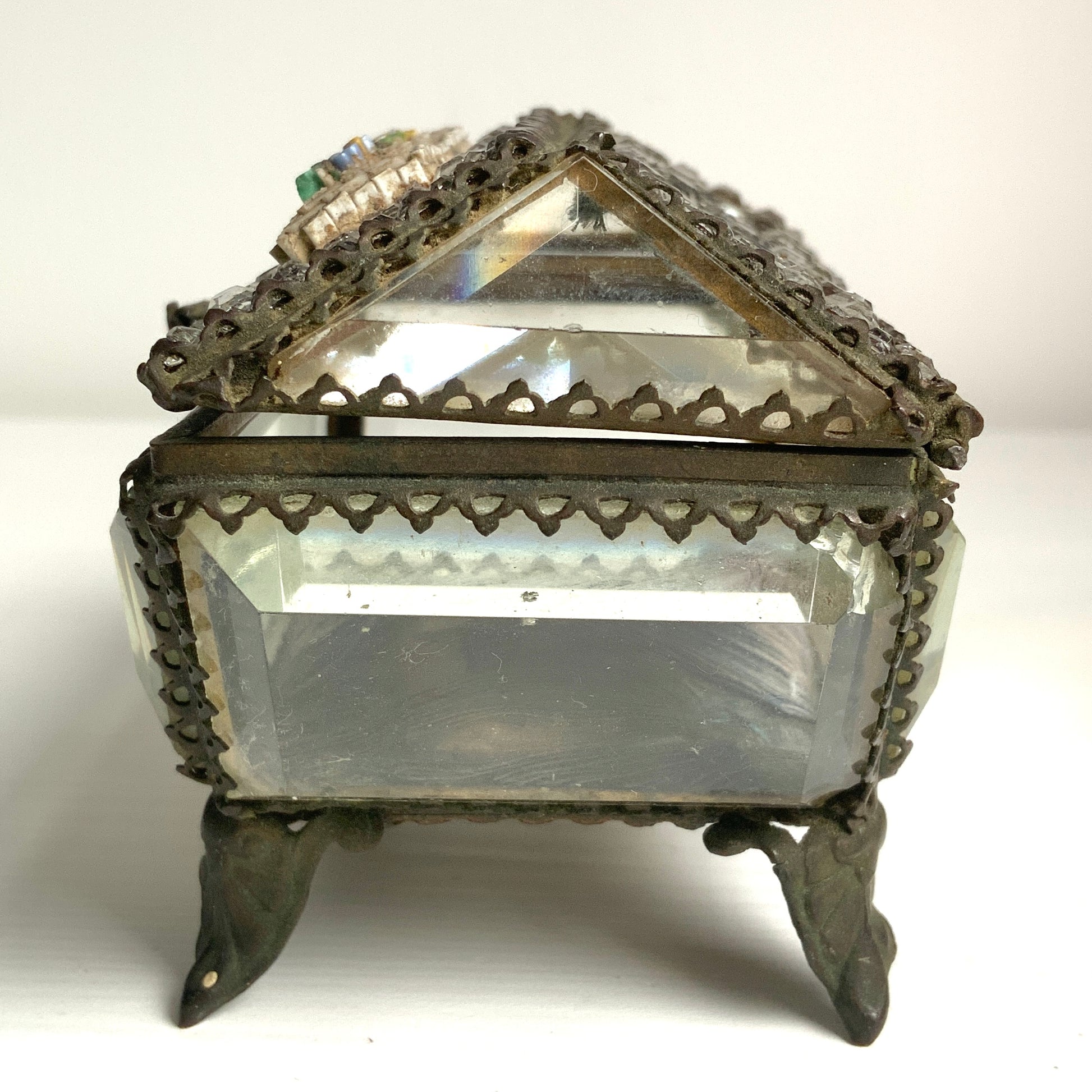An antique jewelry box made of thick, cut glass—this particular piece is exceptionally rare, featuring both glass stones and micro mosaic detailing on its lid. 厚みのあるカットグラスで作られたアンティークのジュエリーボックス。中でもこちらは、蓋部分にグラスストーンとマイクロモザイクが施された、非常に珍しい一点です。