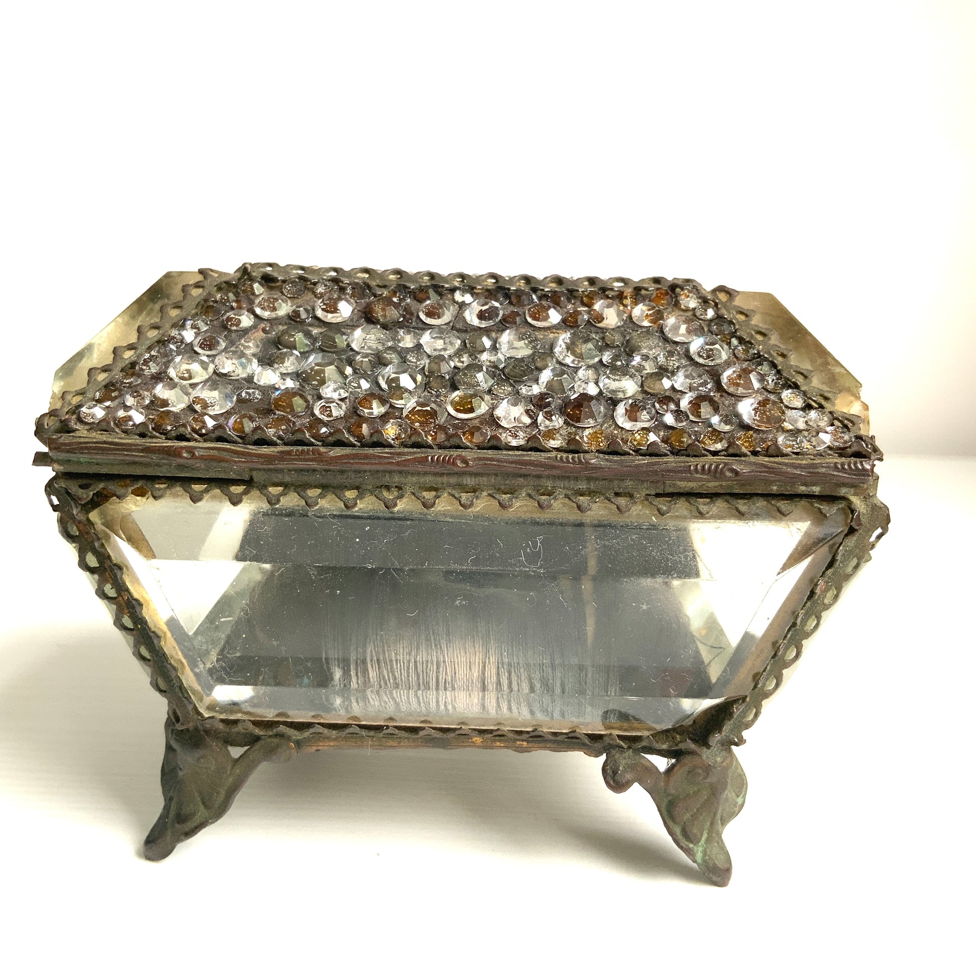 An antique jewelry box made of thick, cut glass—this particular piece is exceptionally rare, featuring both glass stones and micro mosaic detailing on its lid. 厚みのあるカットグラスで作られたアンティークのジュエリーボックス。中でもこちらは、蓋部分にグラスストーンとマイクロモザイクが施された、非常に珍しい一点です。