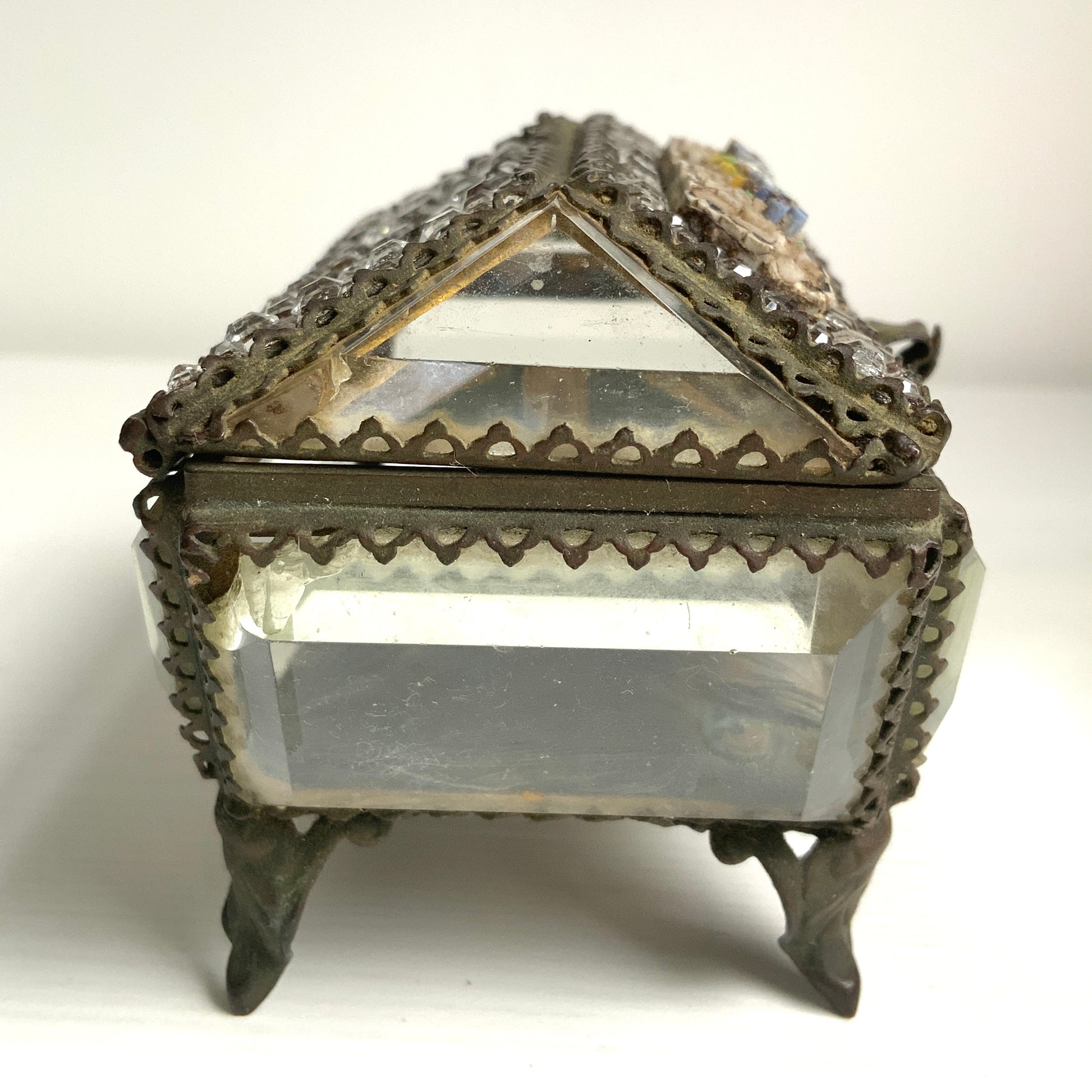 An antique jewelry box made of thick, cut glass—this particular piece is exceptionally rare, featuring both glass stones and micro mosaic detailing on its lid. 厚みのあるカットグラスで作られたアンティークのジュエリーボックス。中でもこちらは、蓋部分にグラスストーンとマイクロモザイクが施された、非常に珍しい一点です。