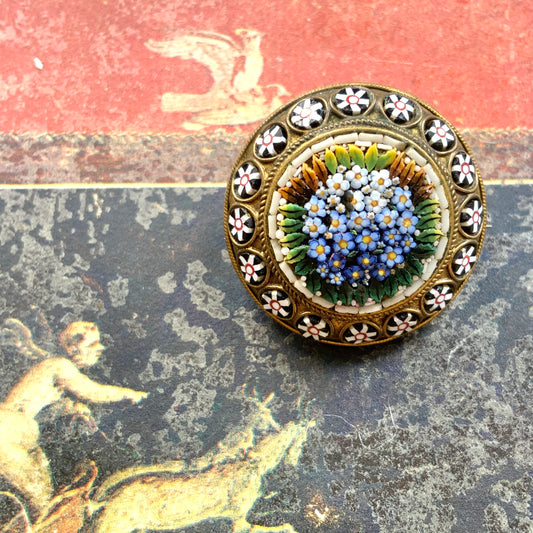 A brooch featuring very fine micro-mosaic of tiny blue flowers resembling forget-me-nots. とっても細かい、勿忘草のような小さな青いお花のマイクロモザイク のブローチ 。