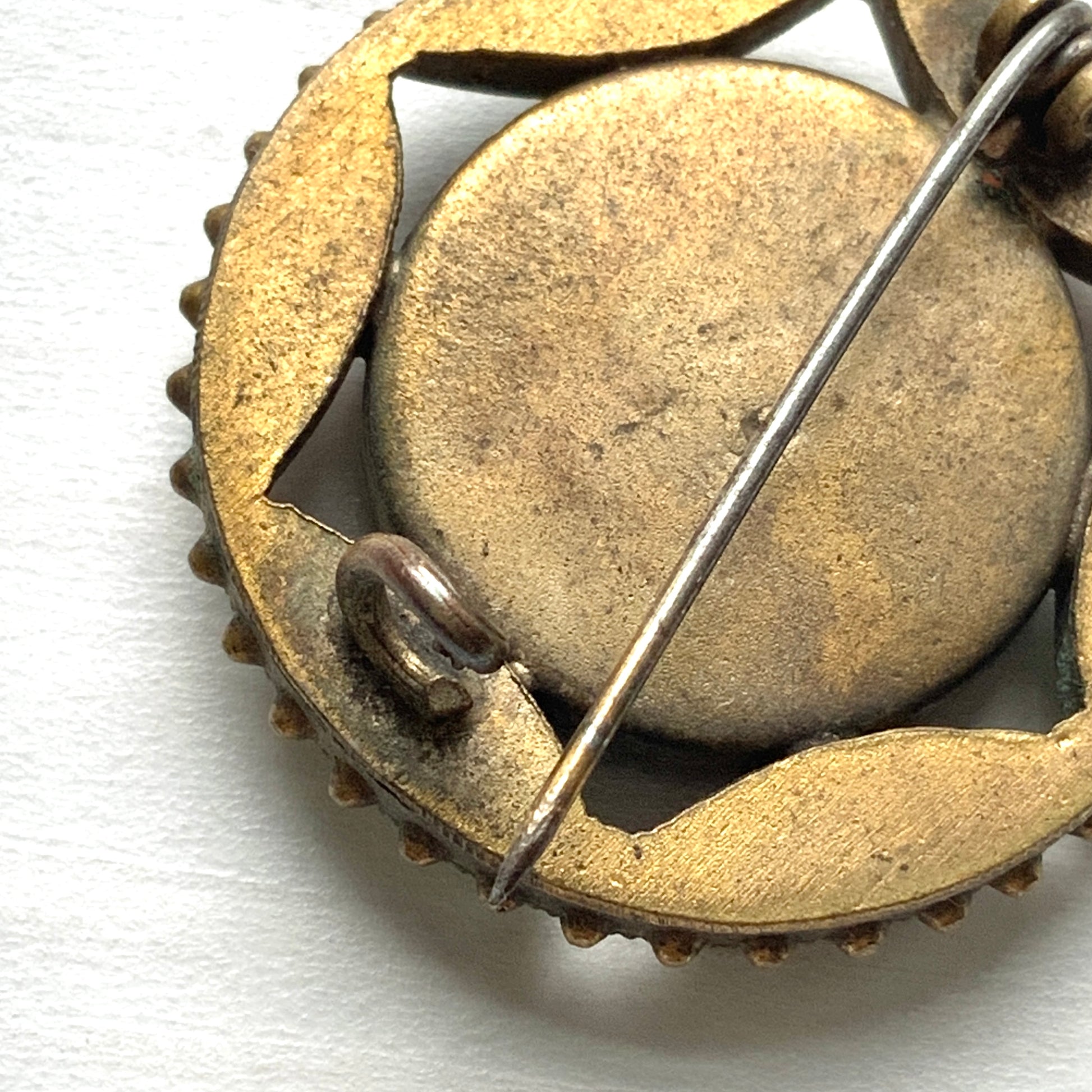 A colourful micro mosaic brooch with delicate openwork details. オープンワークが施された、カラフルなマイクロモザイクのブローチ。