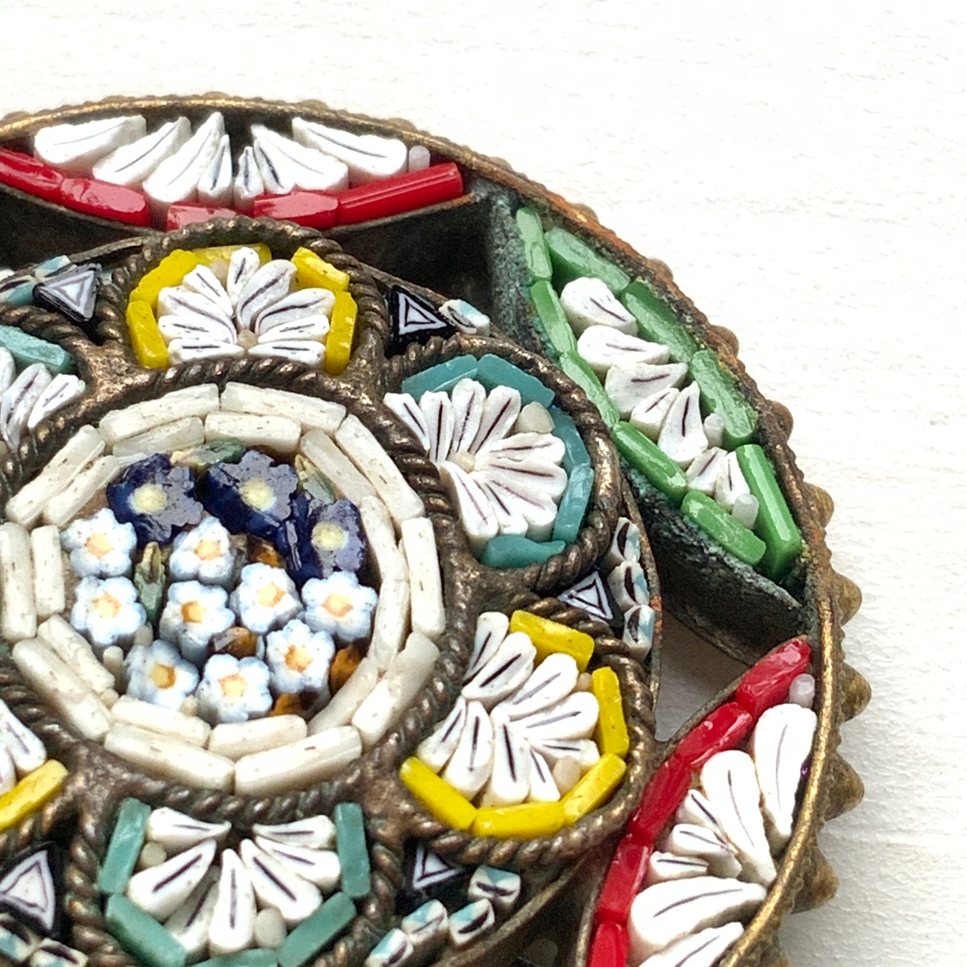 A colourful micro mosaic brooch with delicate openwork details. オープンワークが施された、カラフルなマイクロモザイクのブローチ。
