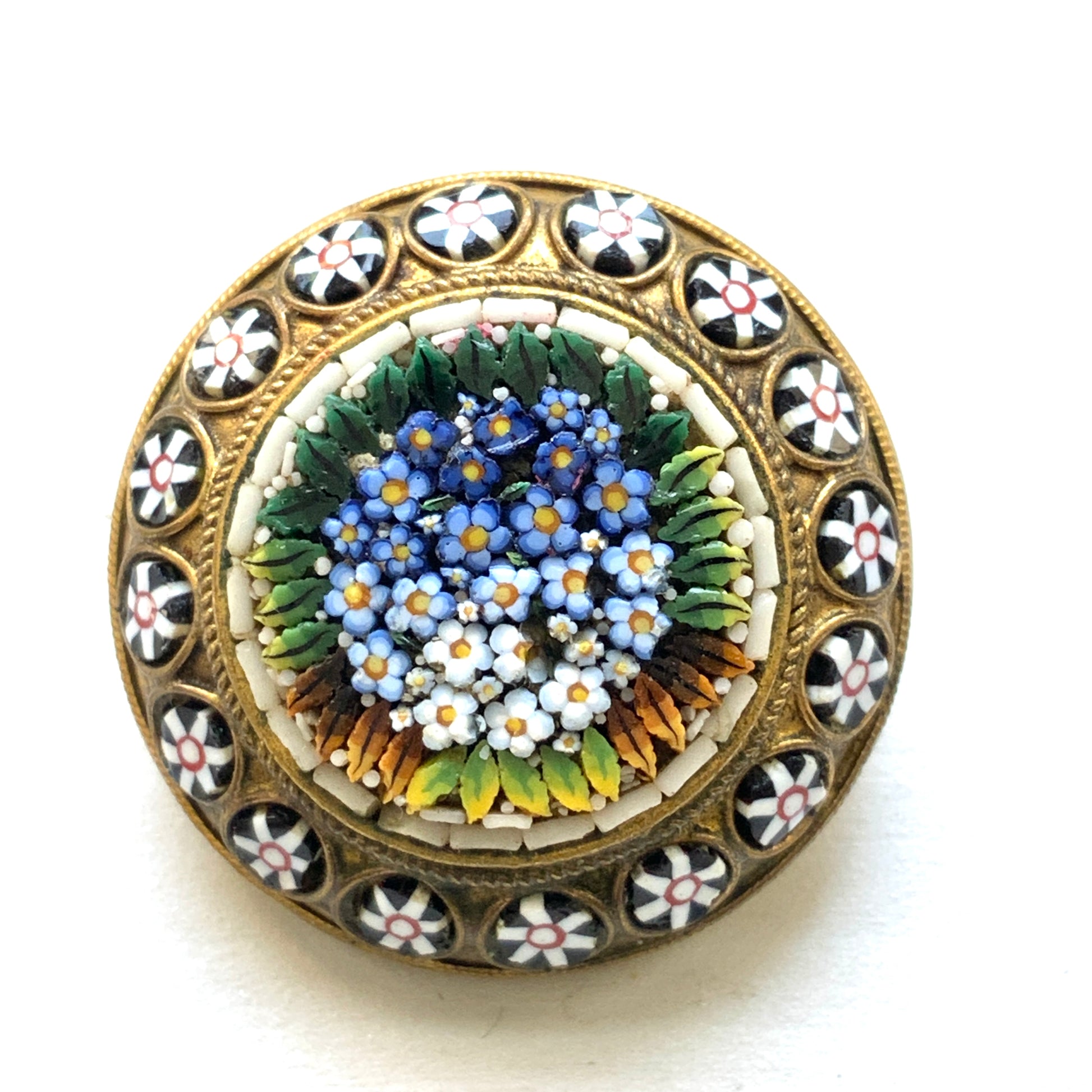 A brooch featuring very fine micro-mosaic of tiny blue flowers resembling forget-me-nots. とっても細かい、勿忘草のような小さな青いお花のマイクロモザイク のブローチ 。