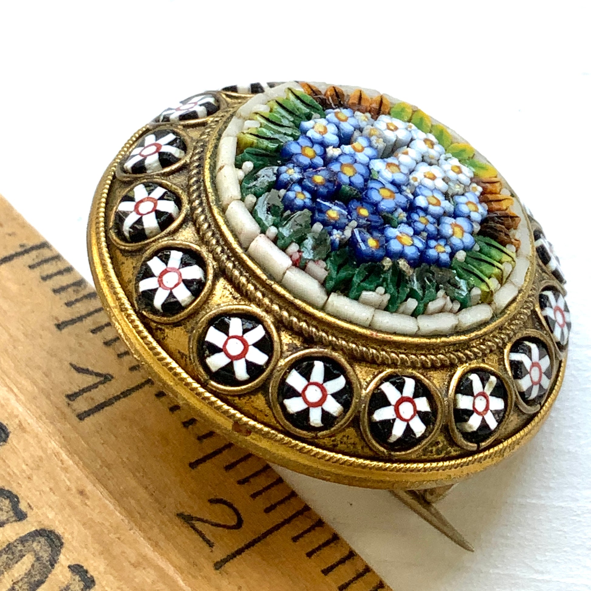 A brooch featuring very fine micro-mosaic of tiny blue flowers resembling forget-me-nots. とっても細かい、勿忘草のような小さな青いお花のマイクロモザイク のブローチ 。