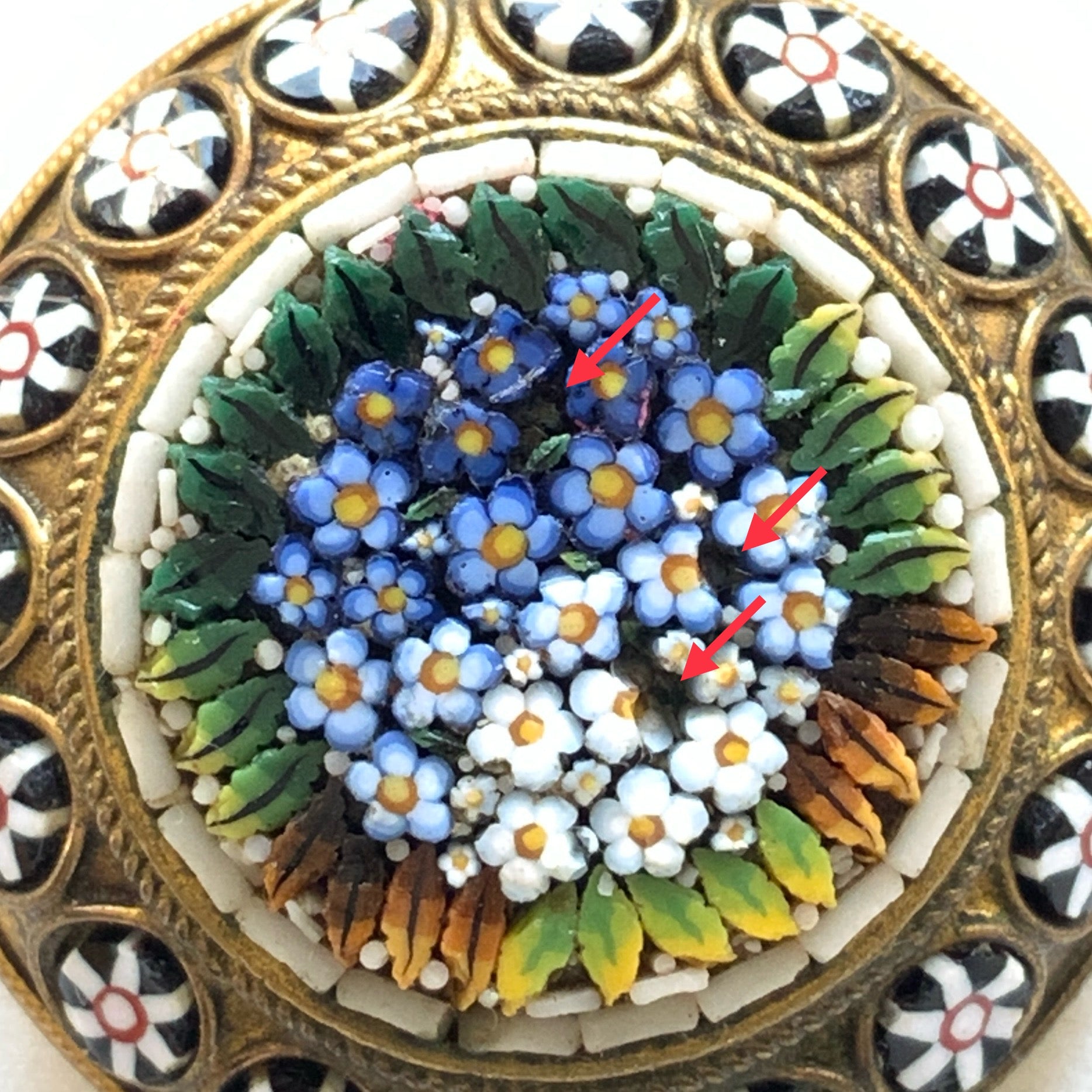 A brooch featuring very fine micro-mosaic of tiny blue flowers resembling forget-me-nots. とっても細かい、勿忘草のような小さな青いお花のマイクロモザイク のブローチ 。