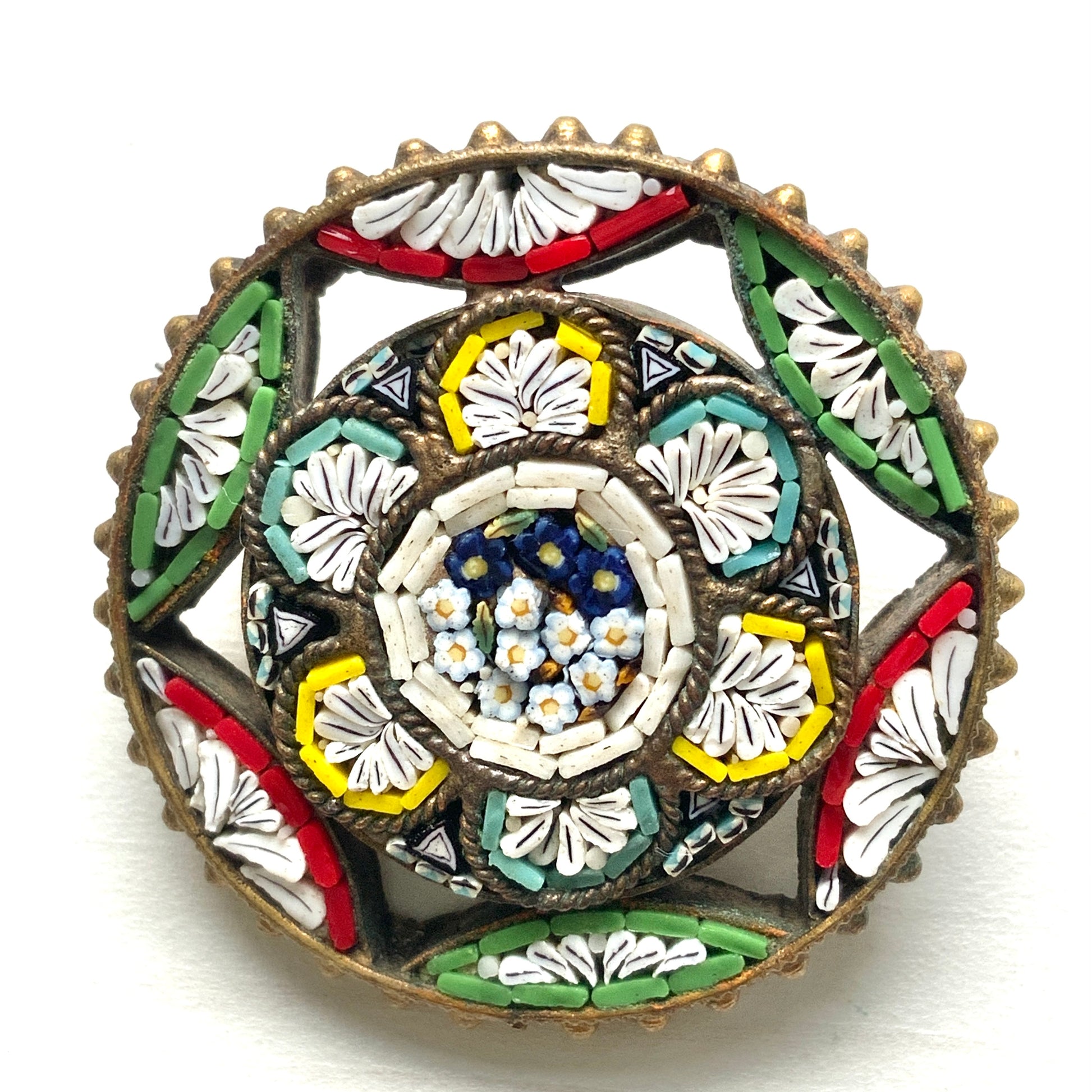 A colourful micro mosaic brooch with delicate openwork details. オープンワークが施された、カラフルなマイクロモザイクのブローチ。