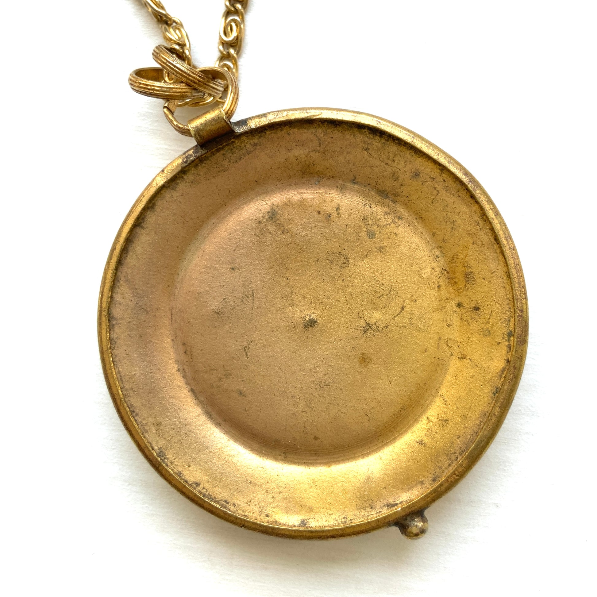 This pendant necklace features a base of gold-tone metal adorned with colorful floral micro-mosaics.  ゴールドトーンメタルをベースに、カラフルな花々のマイクロモザイクがあしらわれたペンダントネックレス。