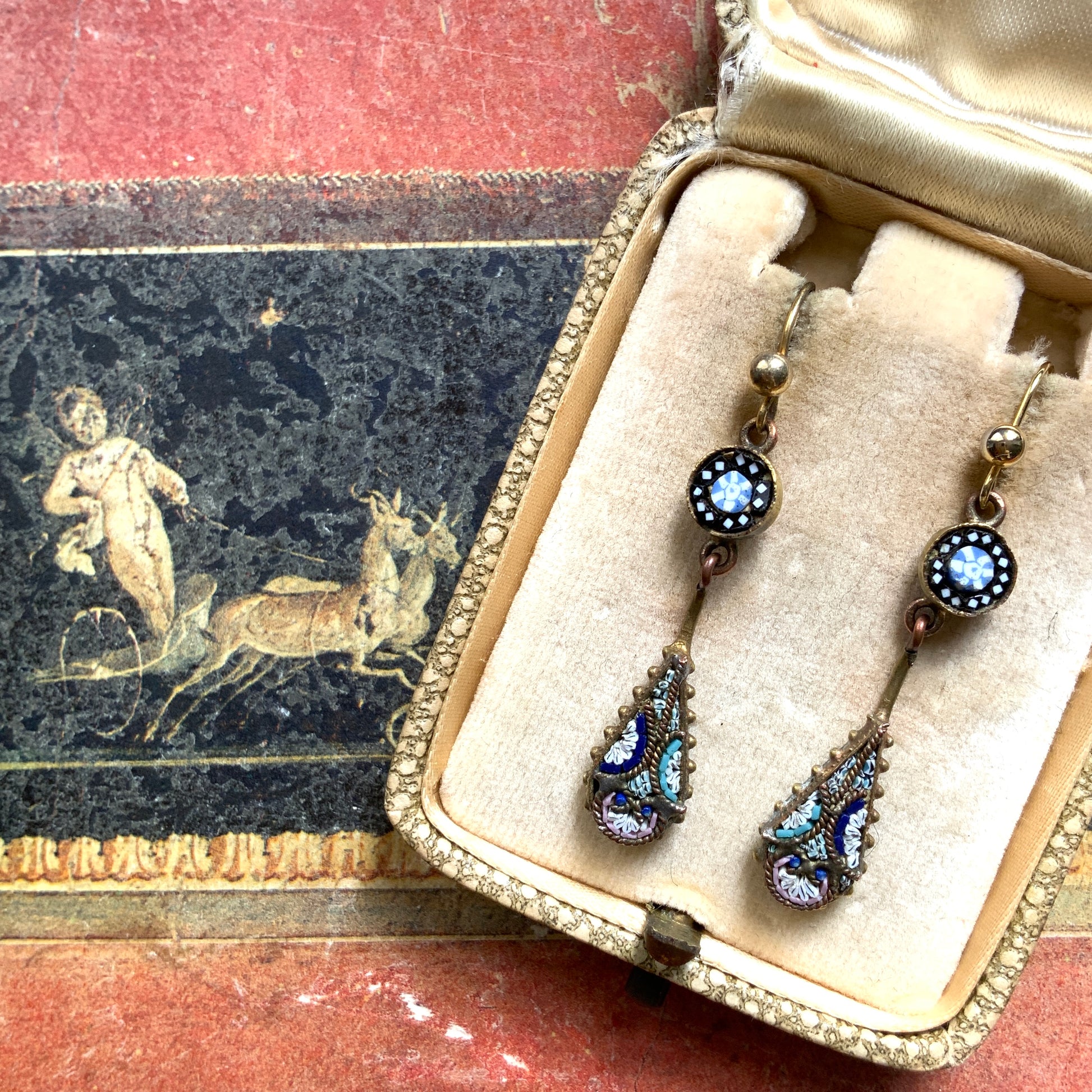 Delicate teardrop earrings adorned with intricate micro mosaic work. 繊細なマイクロモザイク が施された華奢なティアドロップのピアス。