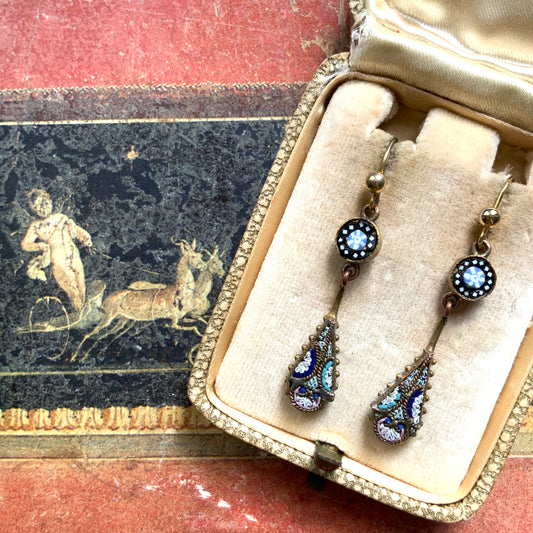 Delicate teardrop earrings adorned with intricate micro mosaic work. 繊細なマイクロモザイク が施された華奢なティアドロップのピアス。