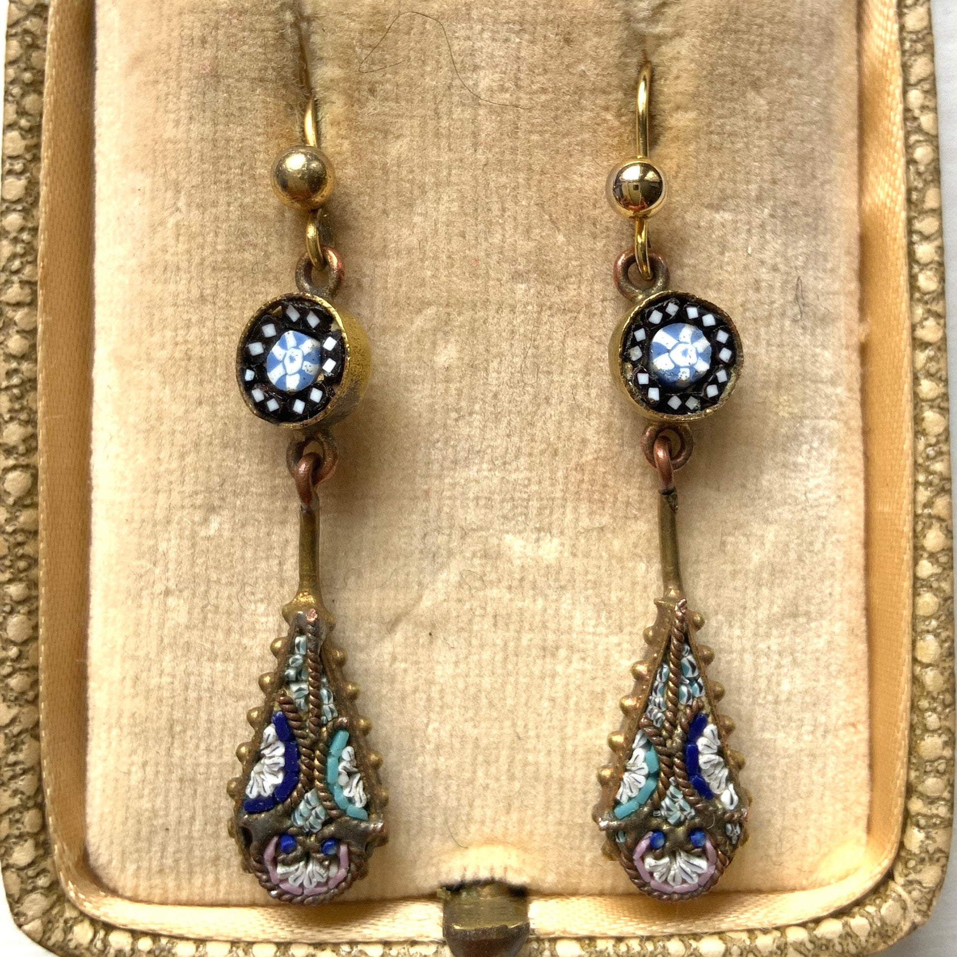 Delicate teardrop earrings adorned with intricate micro mosaic work. 繊細なマイクロモザイク が施された華奢なティアドロップのピアス。