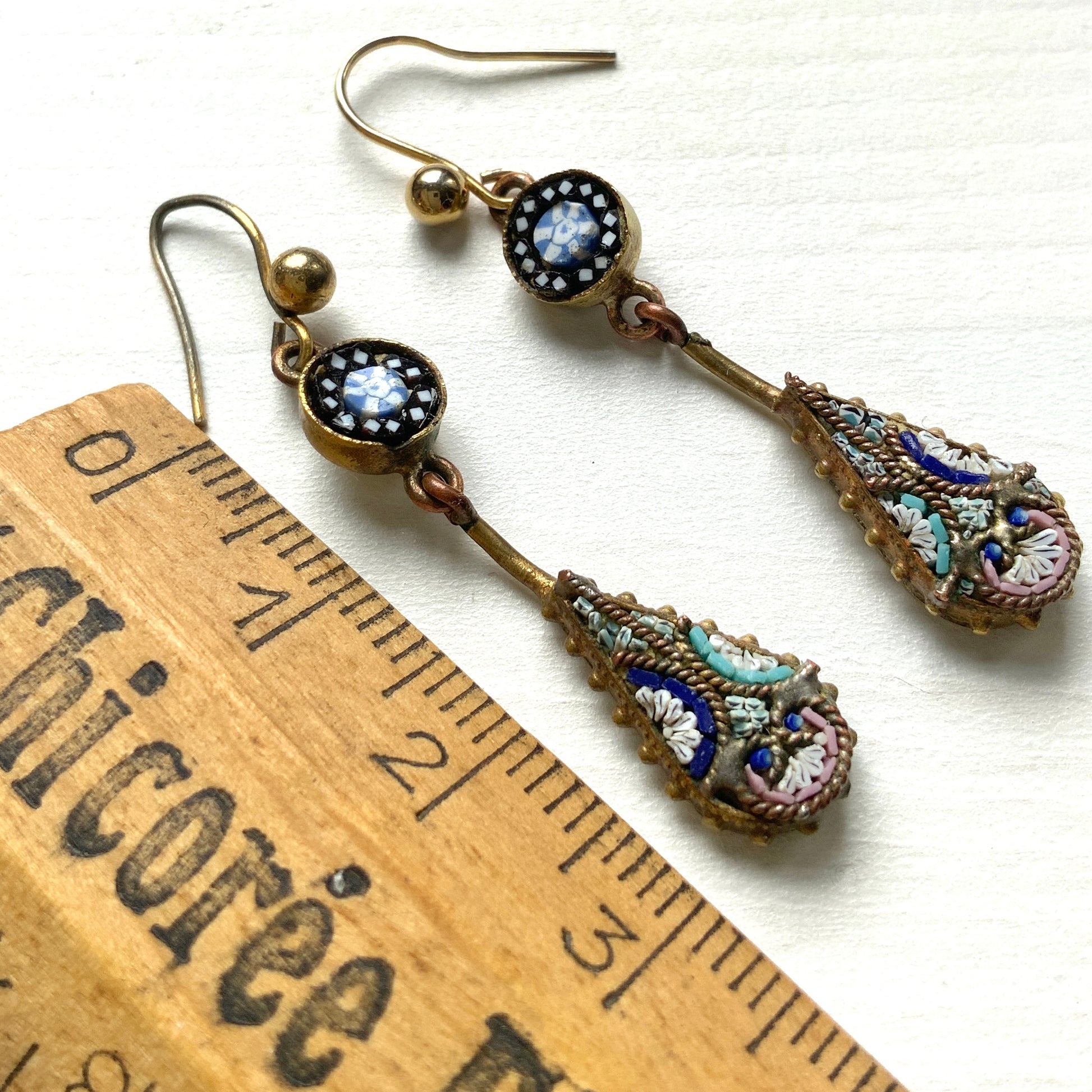 Delicate teardrop earrings adorned with intricate micro mosaic work. 繊細なマイクロモザイク が施された華奢なティアドロップのピアス。